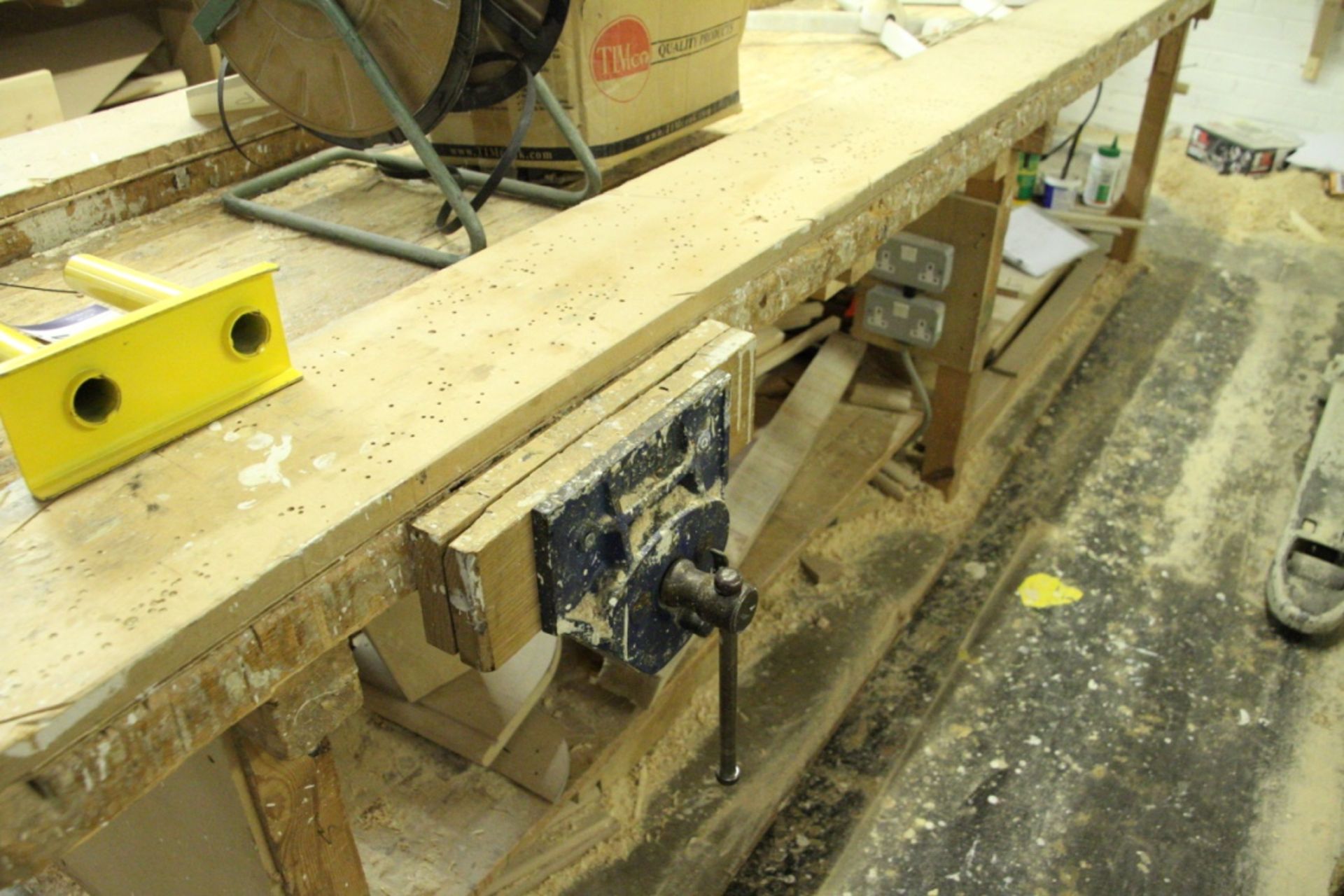 Timber Bench, with bench vice, bench approx. 2.6m - Image 2 of 3