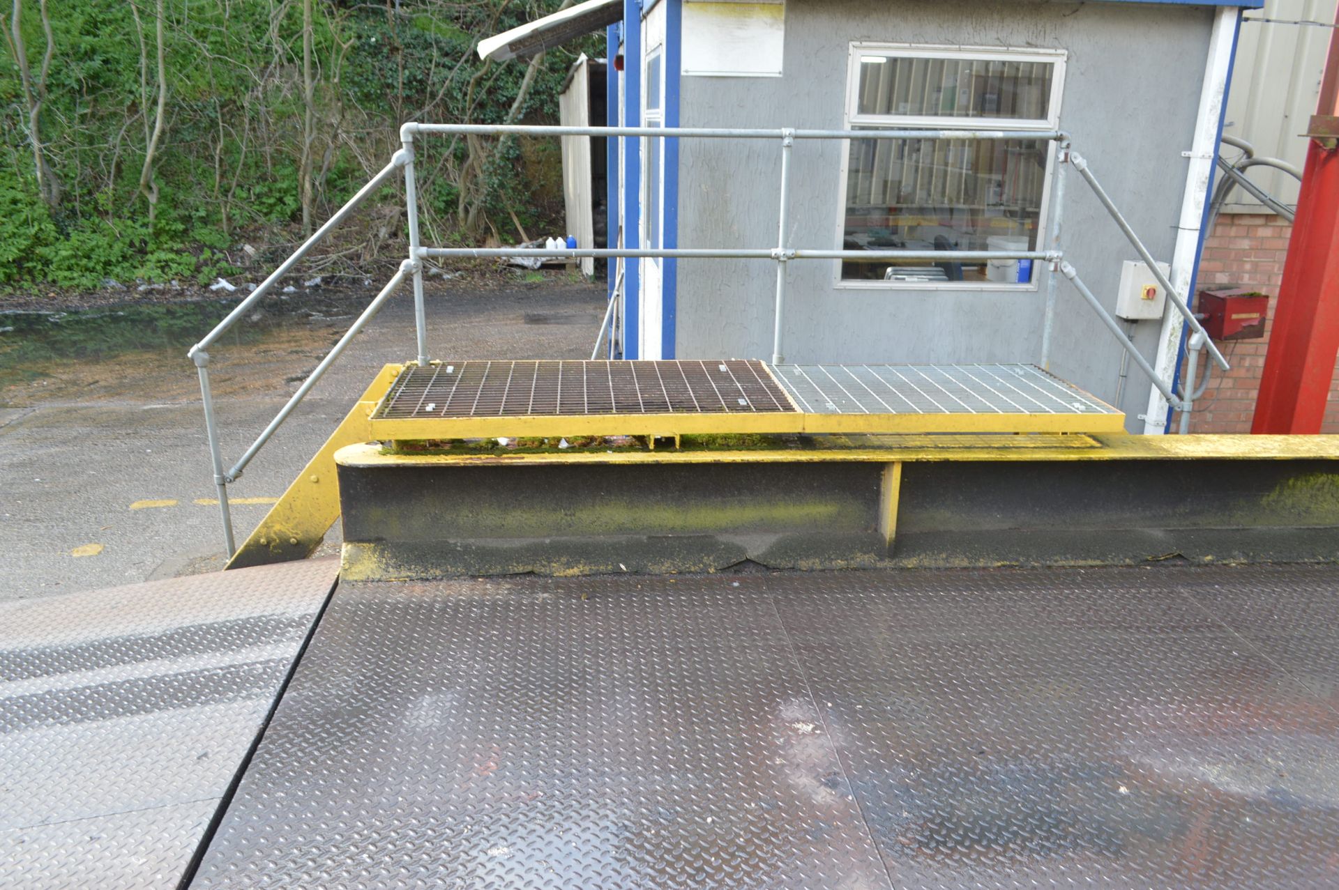 50,000kg cap. OVER SURFACE LOADCELL WEIGHBRIDGE, approx. 15m x 2.95m, with four loadcells, chequer - Bild 4 aus 8