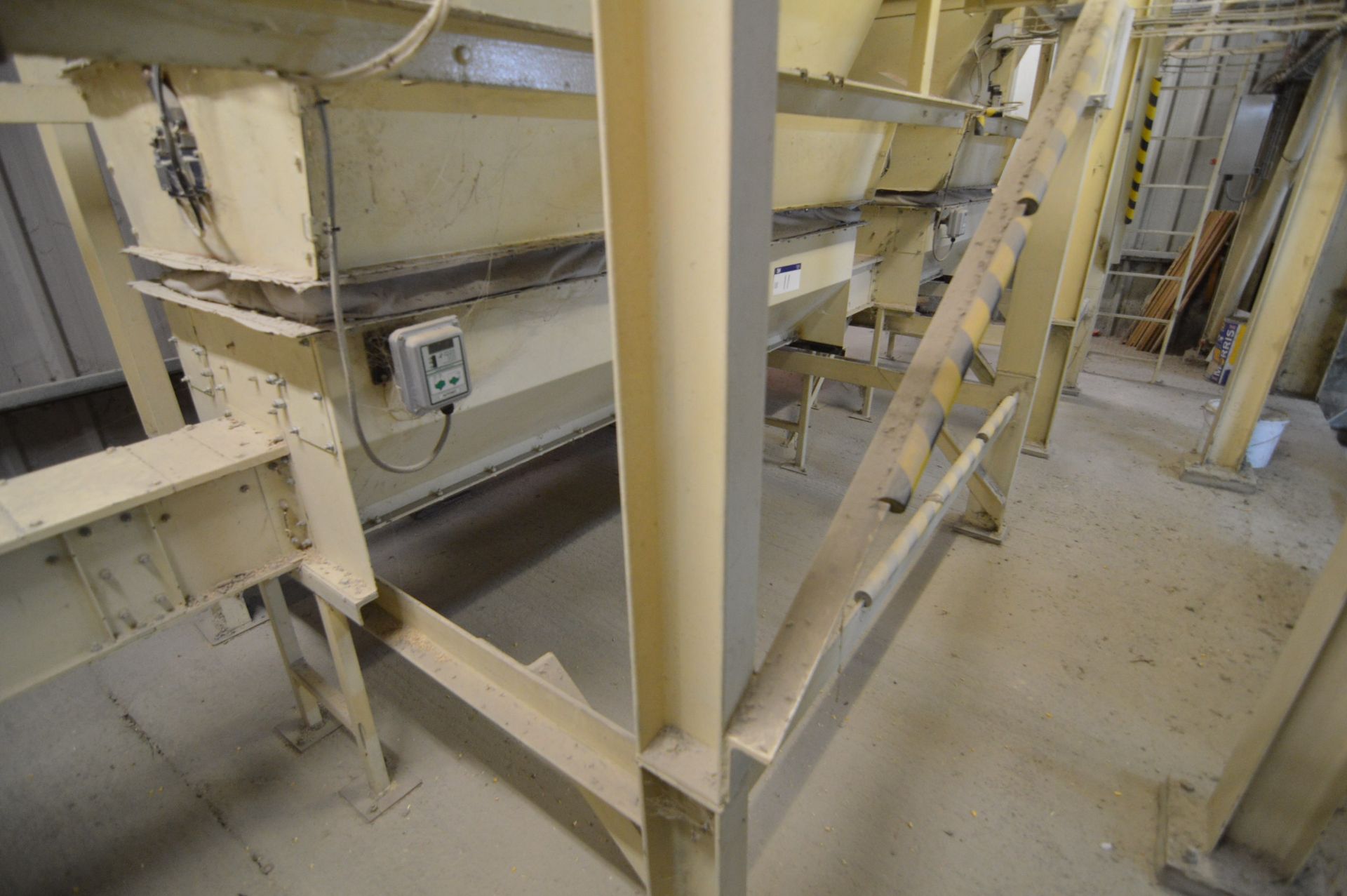 T A Shore 1000kg & 500kg LOADCELL HOPPER WEIGHERS, installed 2011, with loadcells, steel supports, - Bild 2 aus 3