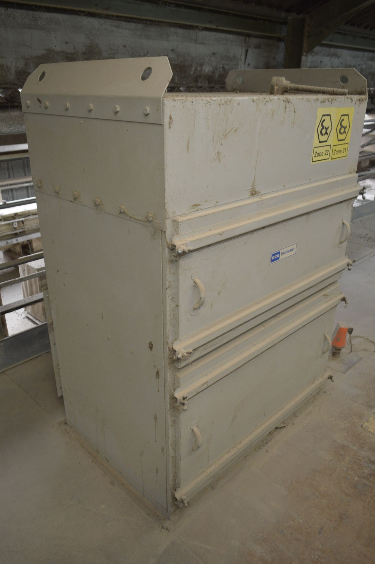 DCE Unimaster 250HK3 Dust Venting Unit, serial no. 675073, year of manufacture 2000 - Image 2 of 4