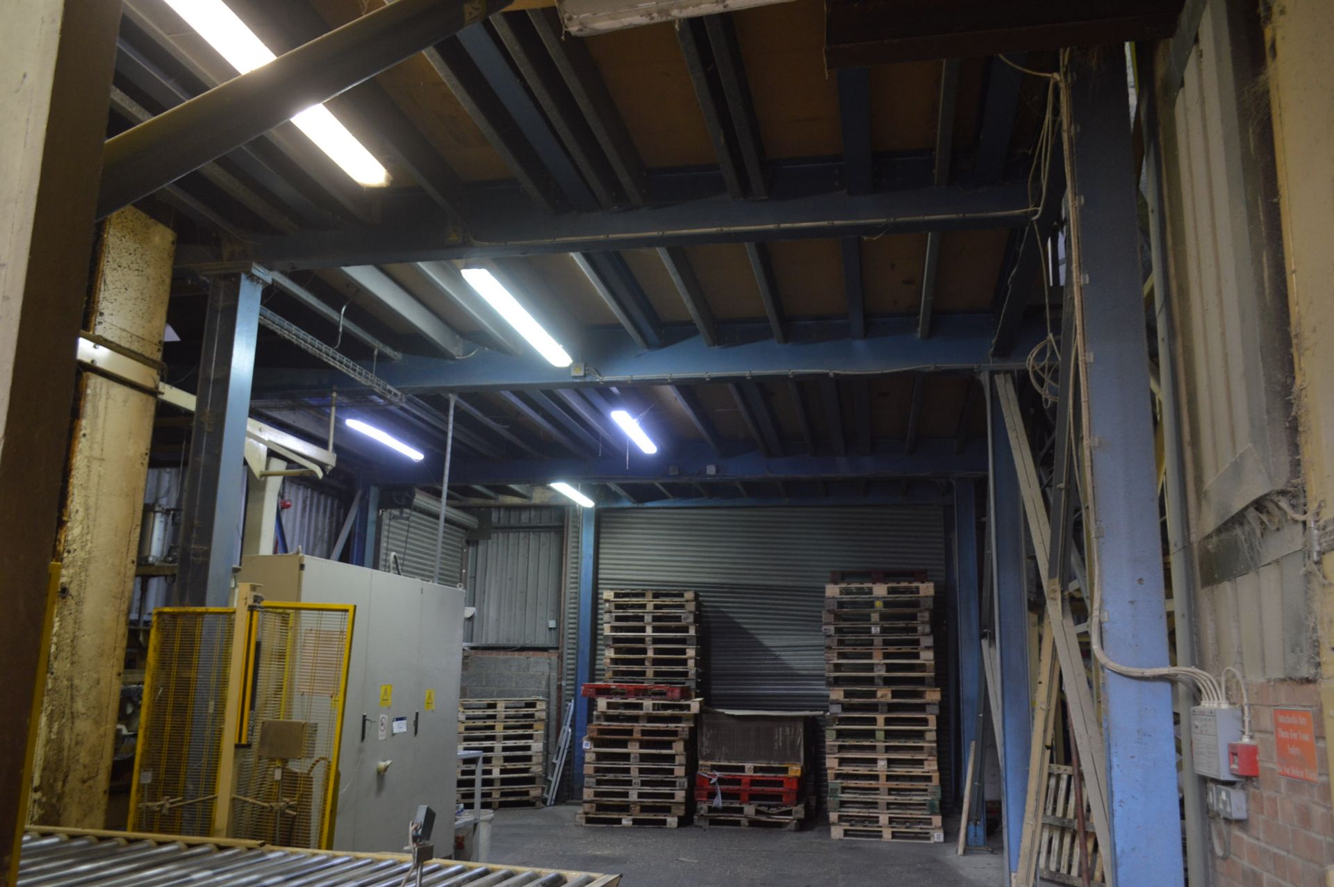 BOLTED SECTIONAL STEEL FRAMED MEZZANINE FLOOR, approx. 18.5m x 6.9m x 4.4m high (to floor), with - Bild 3 aus 5