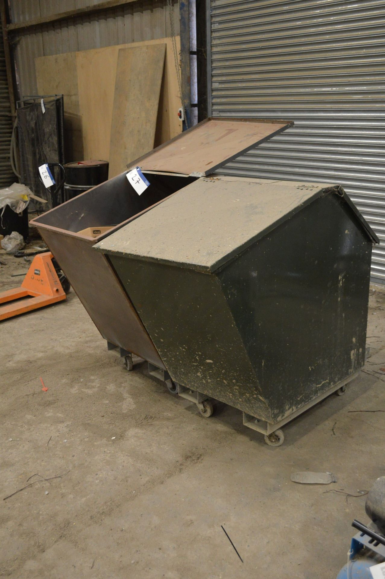 Two Closing Top Waste Bins, fitted fork lift channels - Bild 2 aus 3