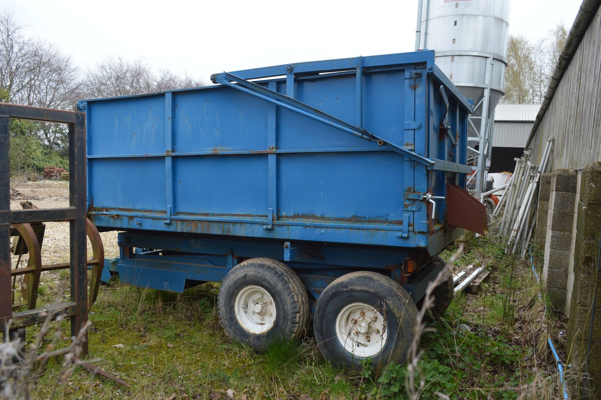 TANDEM AXLE AGRICULTURAL TIPPING TRAILER, approx. 3.5m long on body - Image 2 of 6