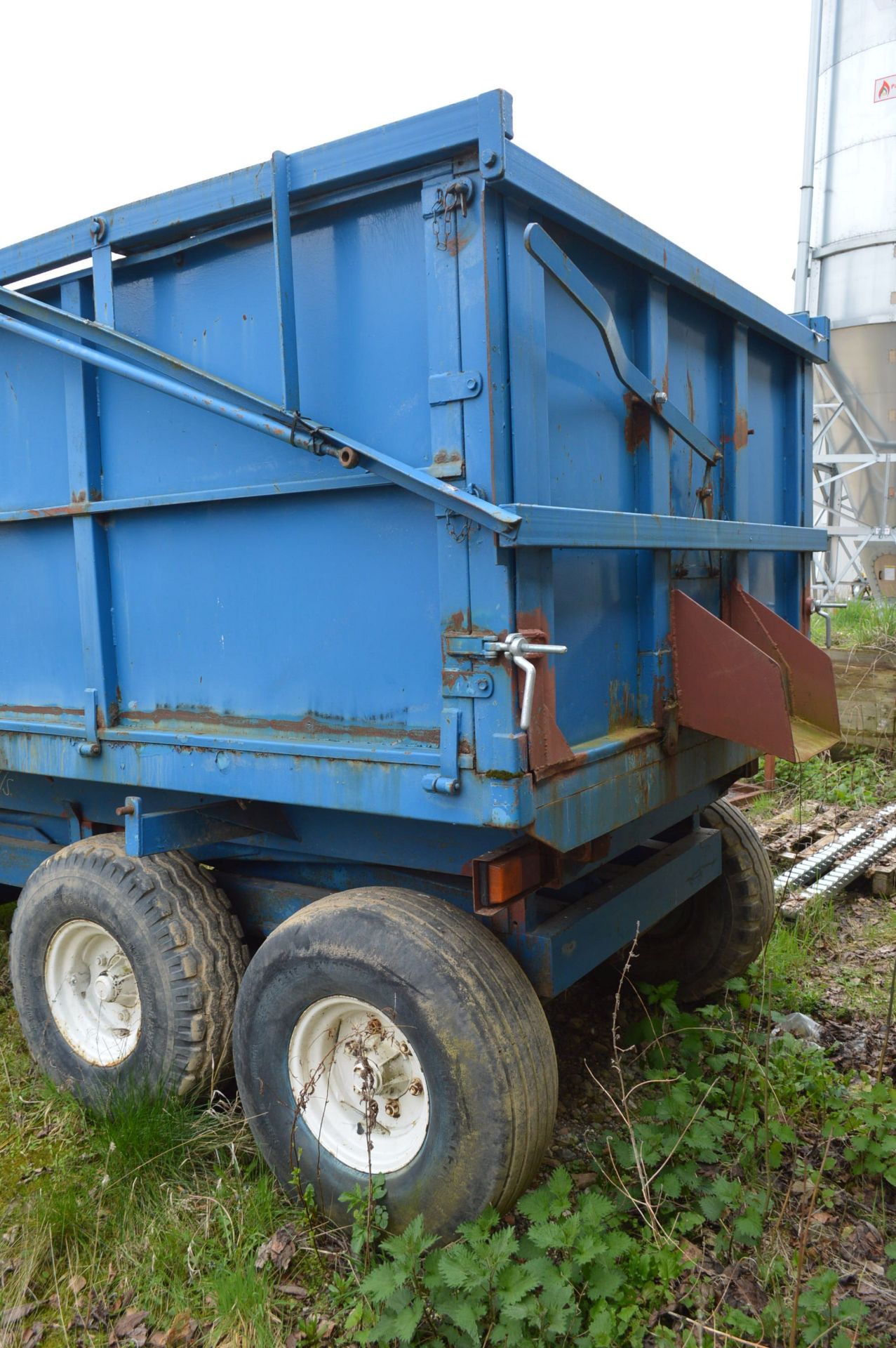 TANDEM AXLE AGRICULTURAL TIPPING TRAILER, approx. 3.5m long on body - Image 3 of 6