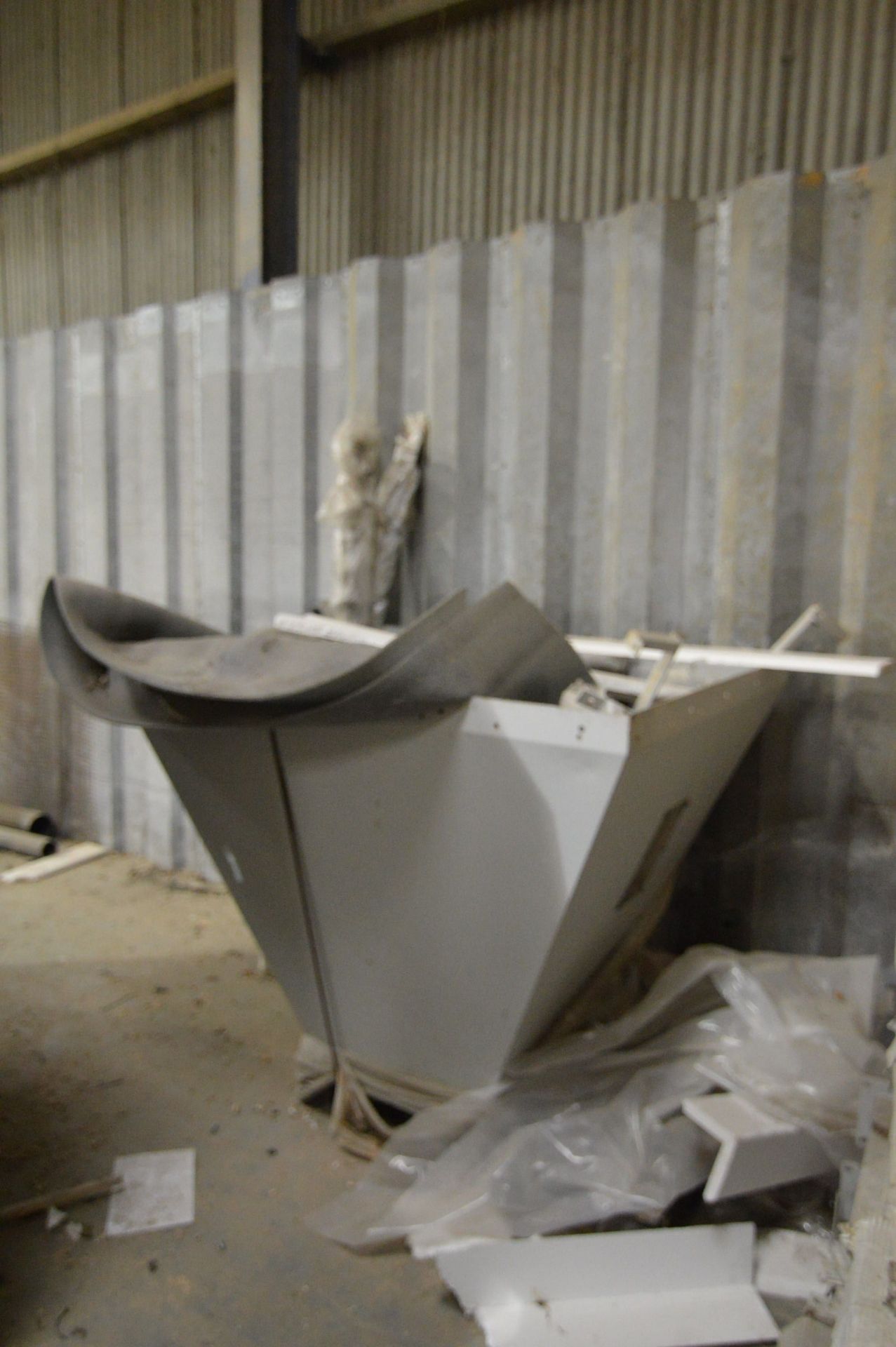 Passat STRAW BALE SHREDDER, with hopper, steel frame supports and conveyor feed unit (no chain), - Image 9 of 14