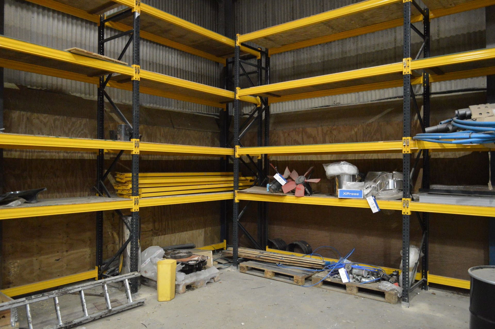 EIGHT BAYS MULTI-TIER PALLET RACKING, comprising 15 uprights, each approx. 900mm x 4m high, - Bild 4 aus 5