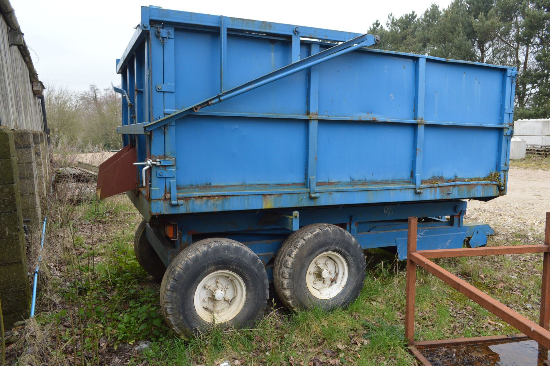 TANDEM AXLE AGRICULTURAL TIPPING TRAILER, approx. 3.5m long on body - Image 4 of 6