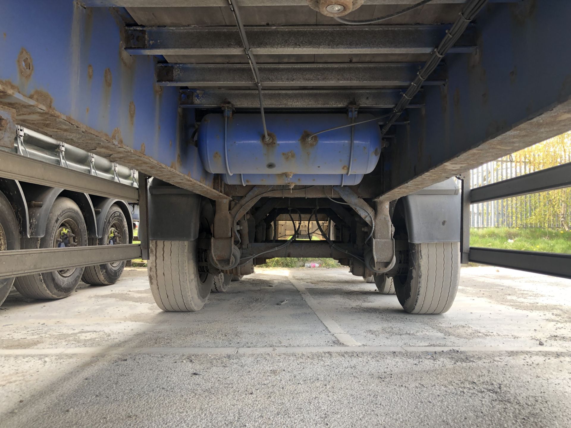 Fruehauf 13.6m Tri-Axle Curtainside Double Deck Semi-Trailer, chassis no. 4W667704, ID no. - Image 8 of 10