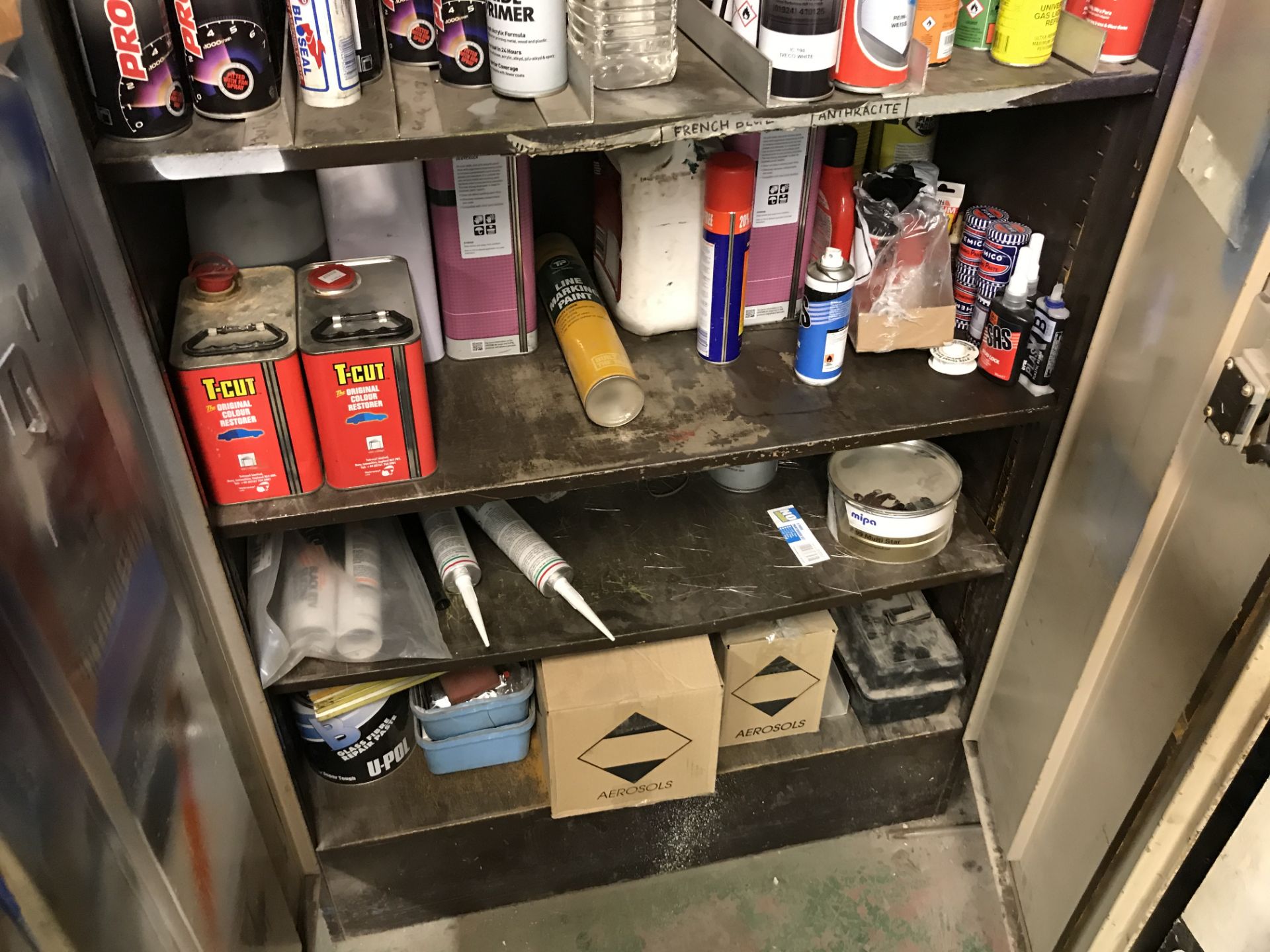 Double Door Steel Cupboard, with assorted lubricants and aerosols (lot located at Bedfords - Bild 3 aus 3