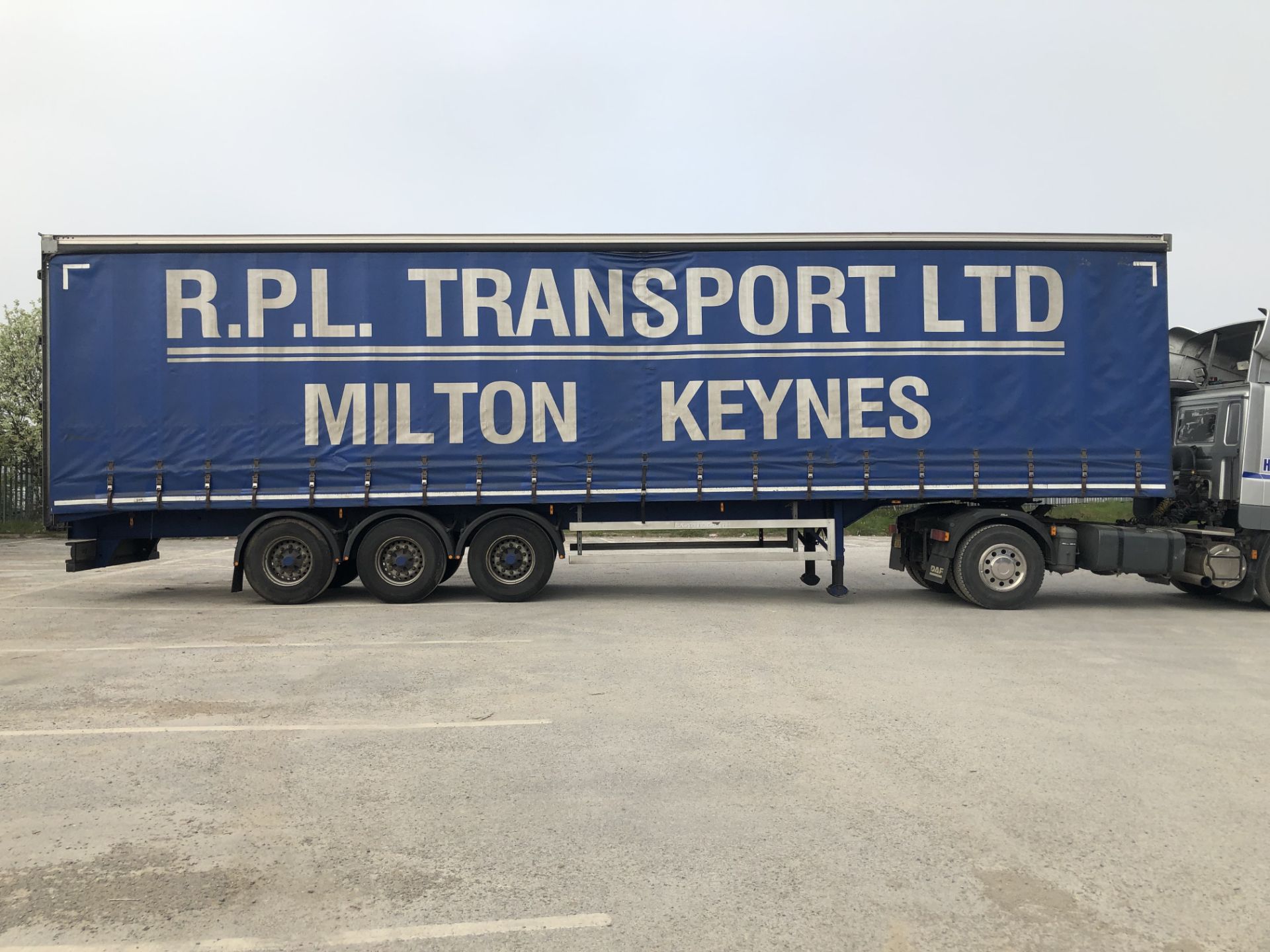 Montracon 13.6m Tri-Axle Curtainside Single Deck Semi-Trailer, chassis no. SMRC3AXXXDN107892, ID no. - Image 5 of 11