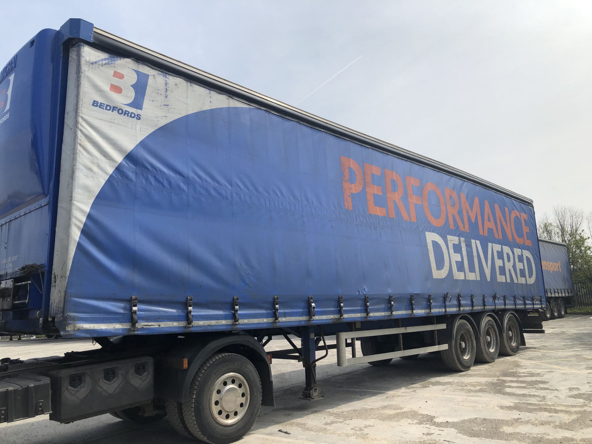 SDC 13.6m Tri-Axle Curtainside Double Deck Semi-Trailer, chassis no. 113829, ID no. C320207, year of - Image 5 of 15