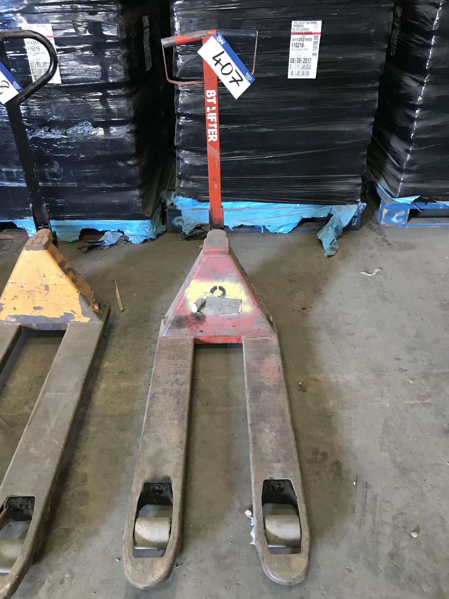 BT Lifter Hand Hydraulic Pallet Truck, forks approx. 1m long (lot located at Bedfords Limited (In