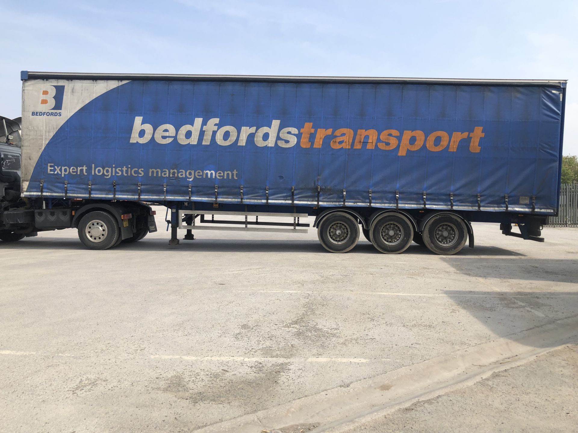 SDC 13.6m Tri-Axle Curtainside Double Deck Semi-Trailer, chassis no. 113833, ID no. C320208, year of - Image 4 of 10