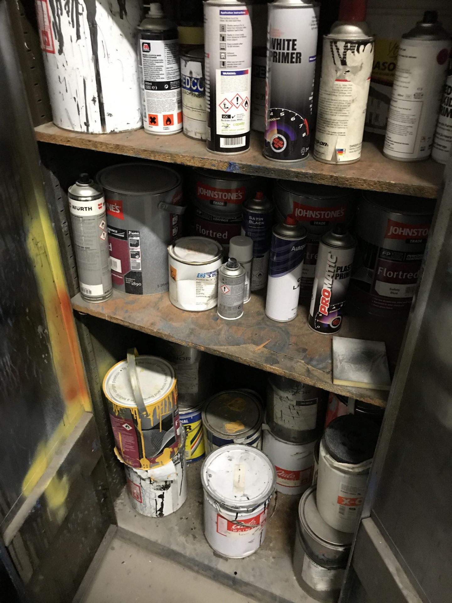 Double Door Steel Cupboard, with contents including paints and aerosols (lot located at Bedfords - Bild 3 aus 3