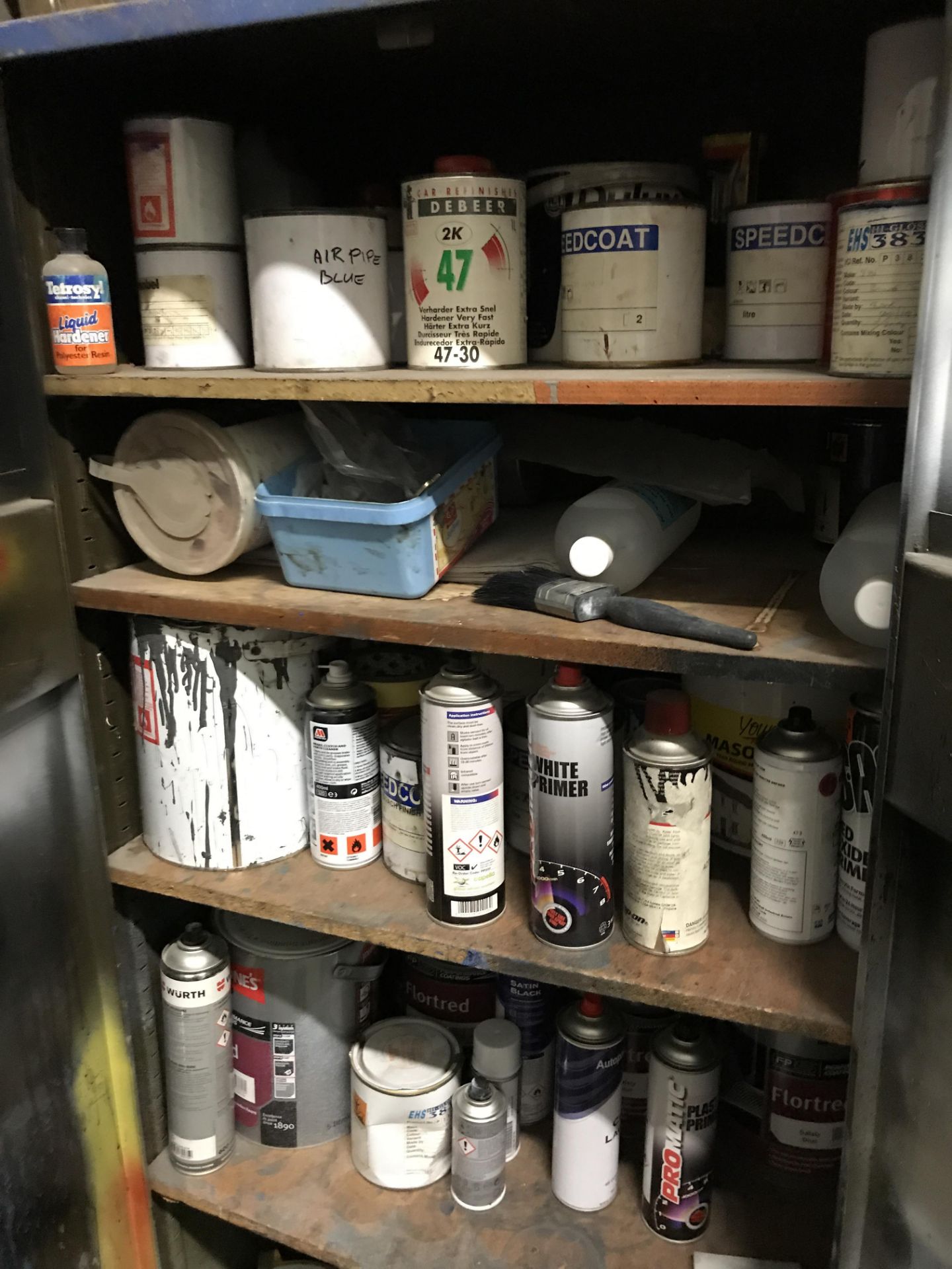 Double Door Steel Cupboard, with contents including paints and aerosols (lot located at Bedfords - Bild 2 aus 3