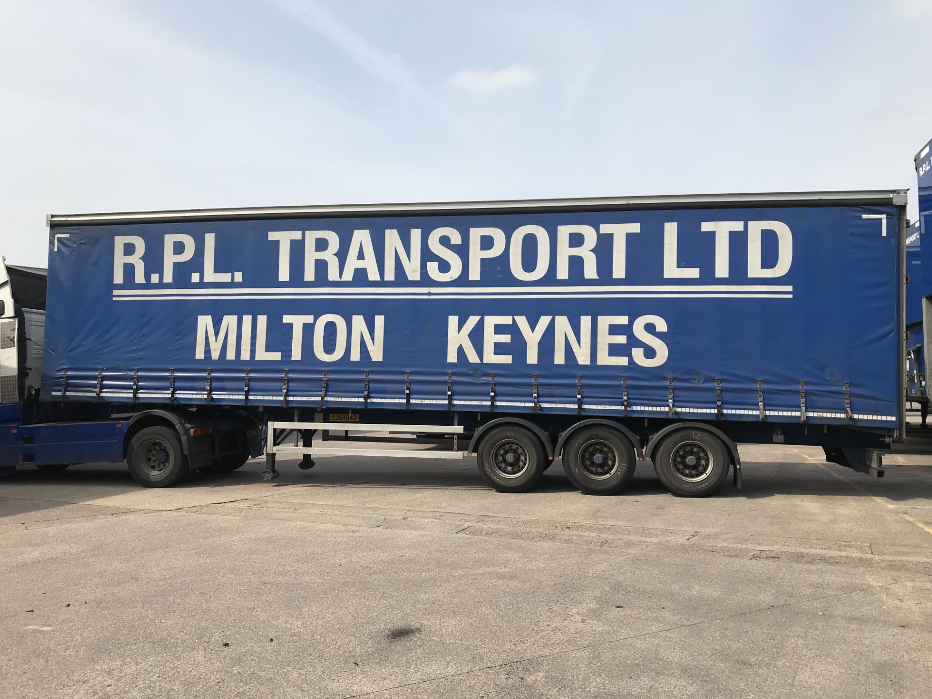 Montracon 13.6m Tri-Axle Curtainside Single Deck Semi-Trailer, chassis no. SMRC3AXXXDN106520, ID no. - Image 4 of 6