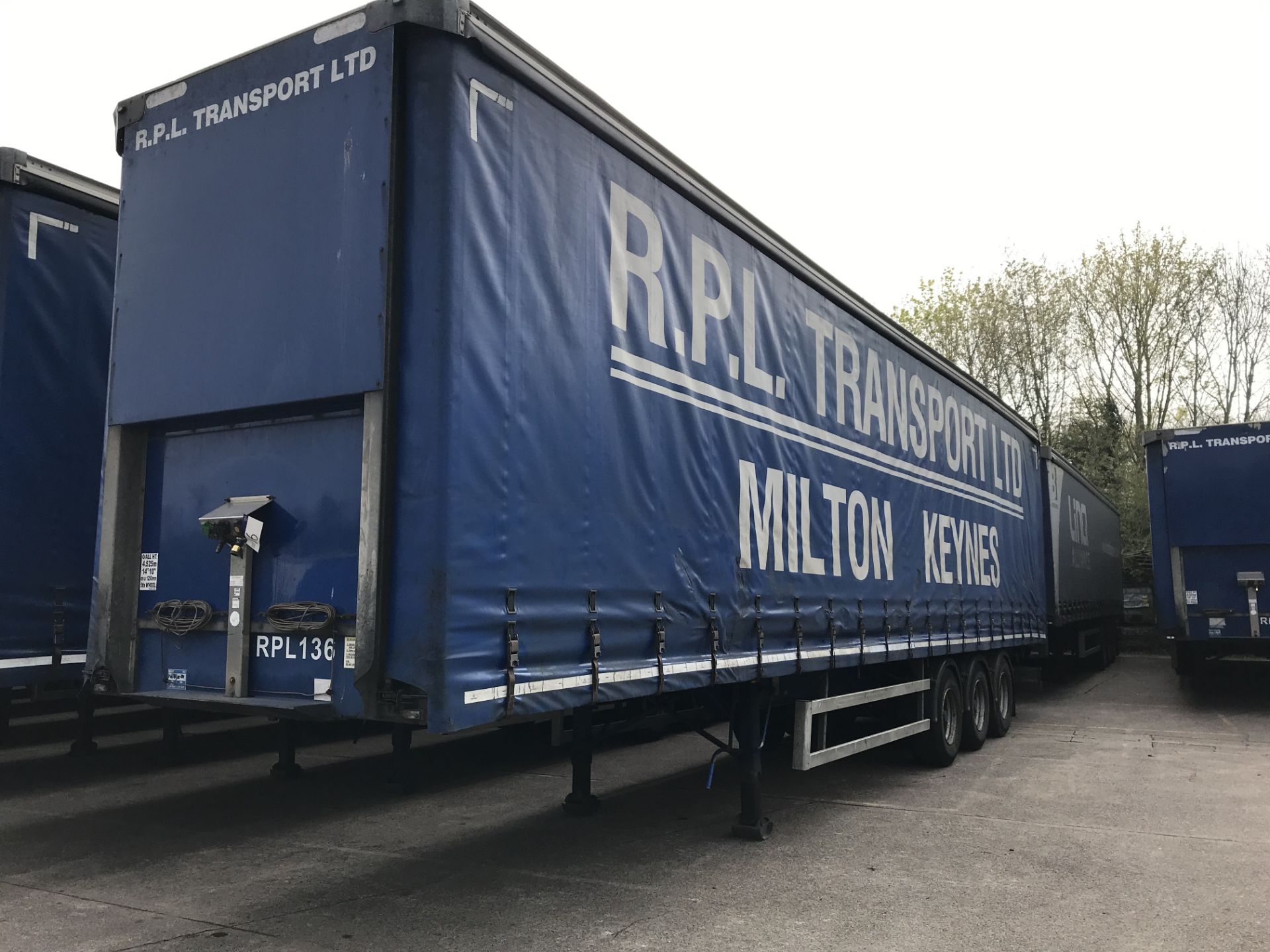 Montracon 13.6m Tri-Axle Curtainside Single Deck Semi-Trailer, chassis no. SMRC3AXXXDN107878, ID no. - Image 2 of 5