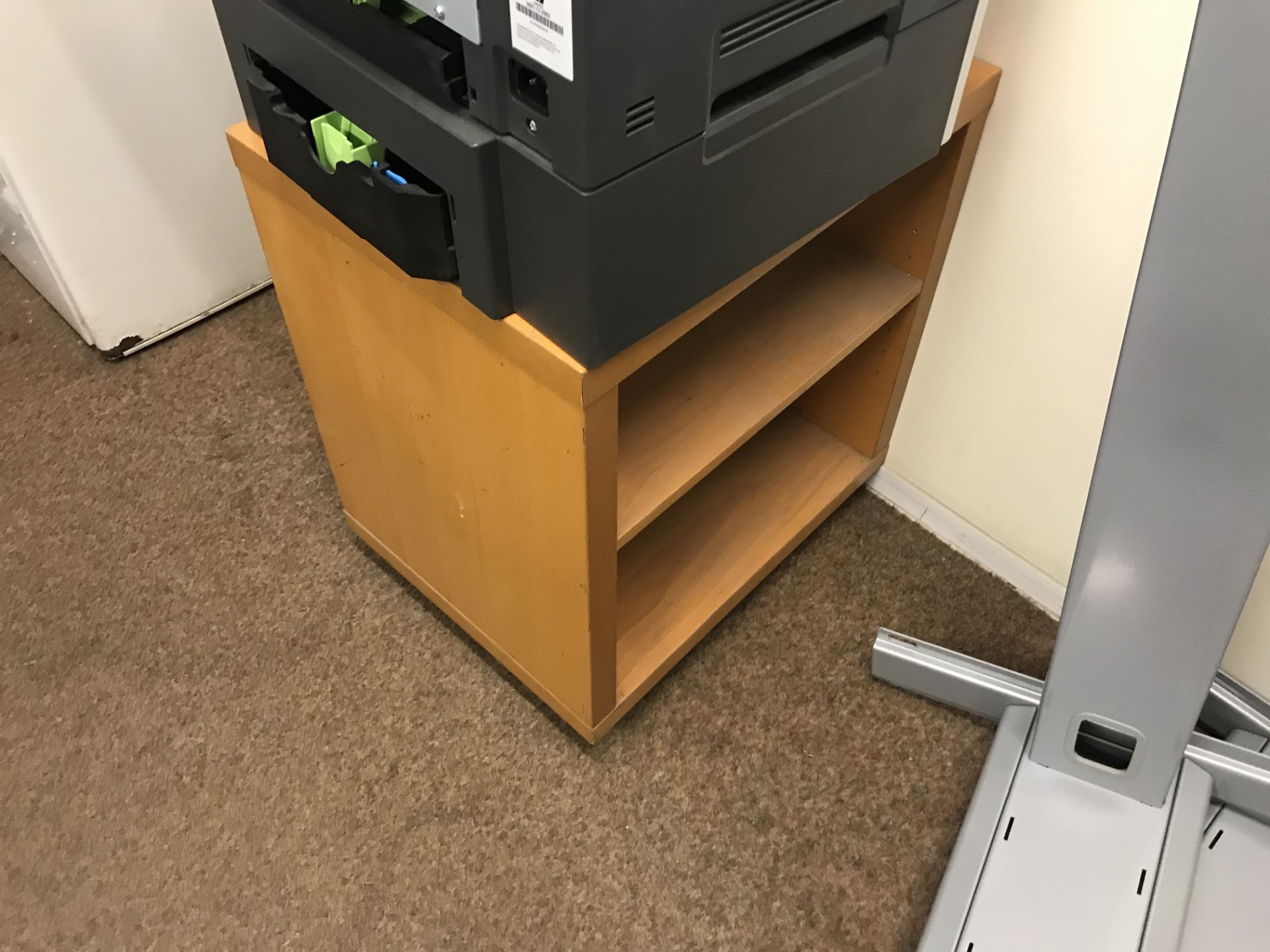 Contents of Office, including three cantilever framed desks, four desk pedestals, mobile shelf - Bild 3 aus 3