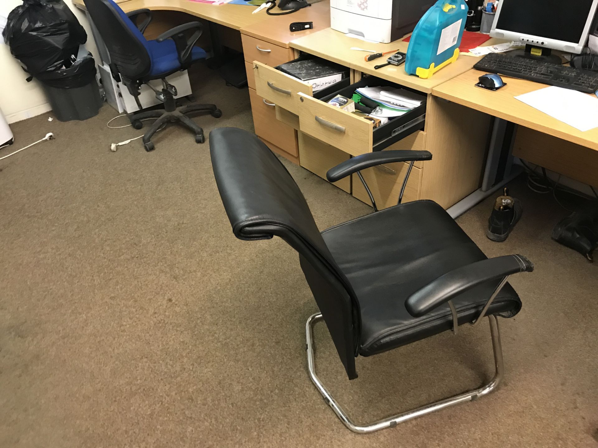 Two Leather Effect Curved Back Reception Chairs & Four Assorted Chairs (lot located at Bedfords - Bild 2 aus 3