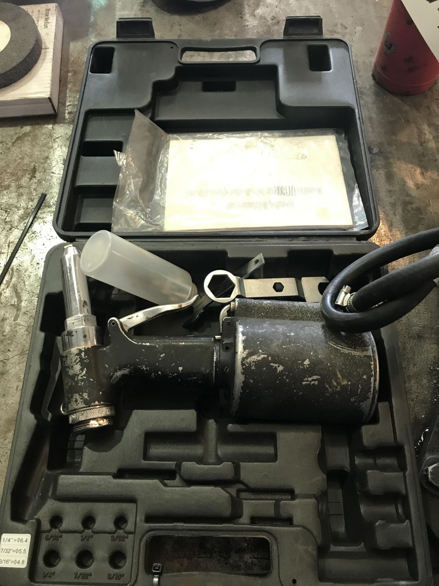 Pneumatic Rivet Gun, with carry case (lot located at Bedfords Limited (In Administration),