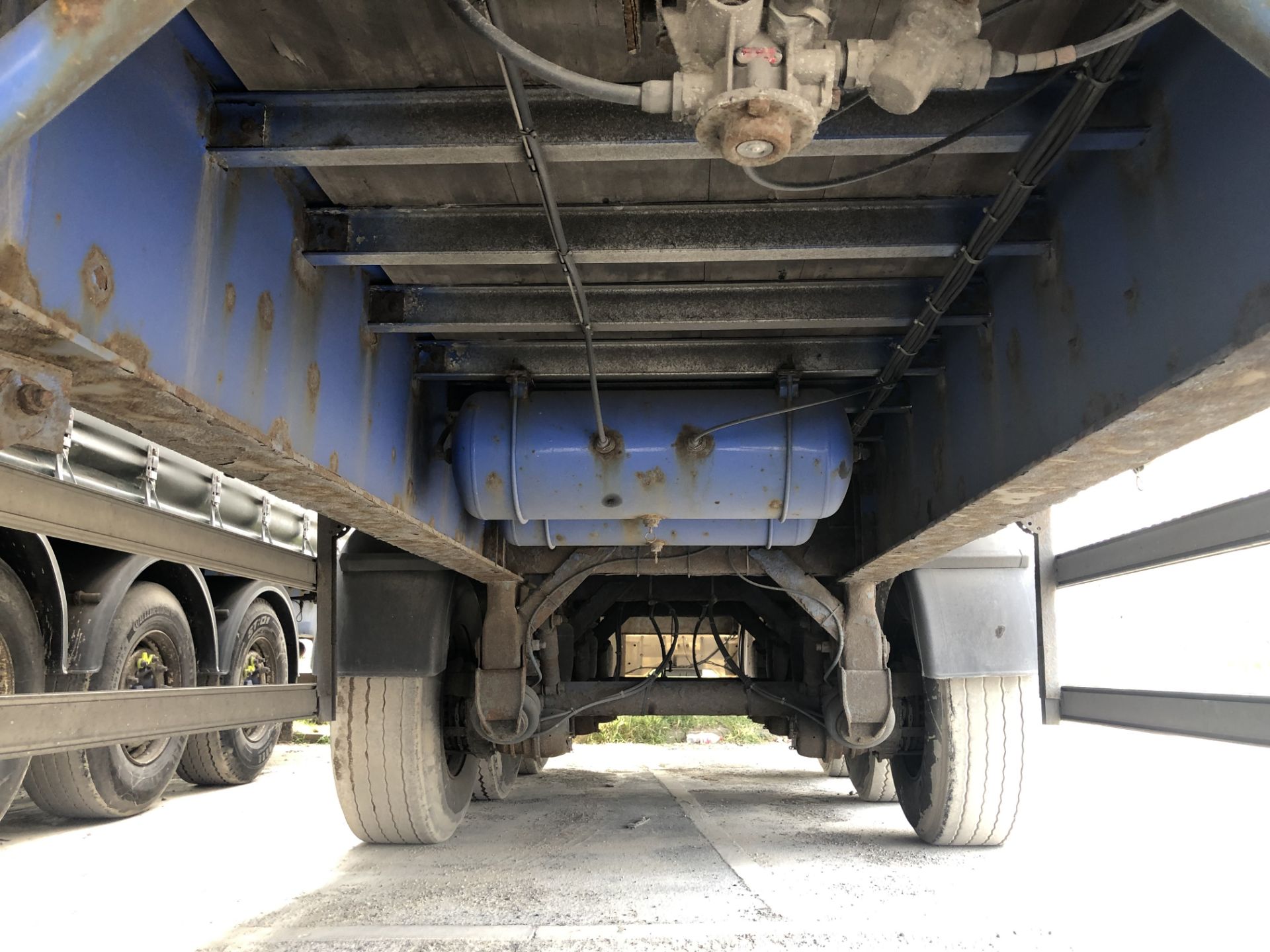 Fruehauf 13.6m Tri-Axle Curtainside Double Deck Semi-Trailer, chassis no. 4W667704, ID no. - Image 9 of 10