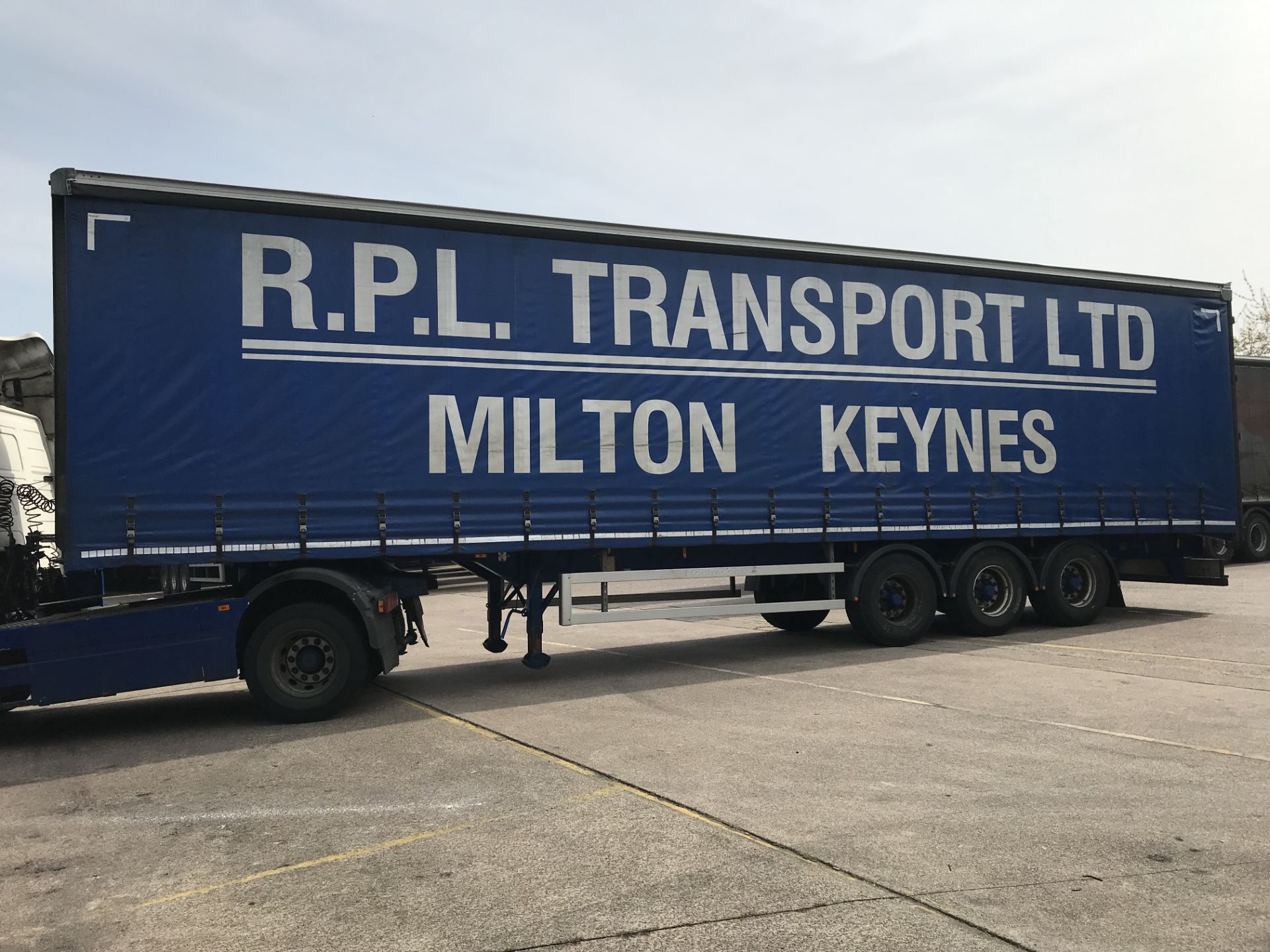 Montracon 13.6m Tri-Axle Curtainside Single Deck Semi-Trailer, chassis no. SMRC3AXXXDN107877, ID no. - Image 3 of 6