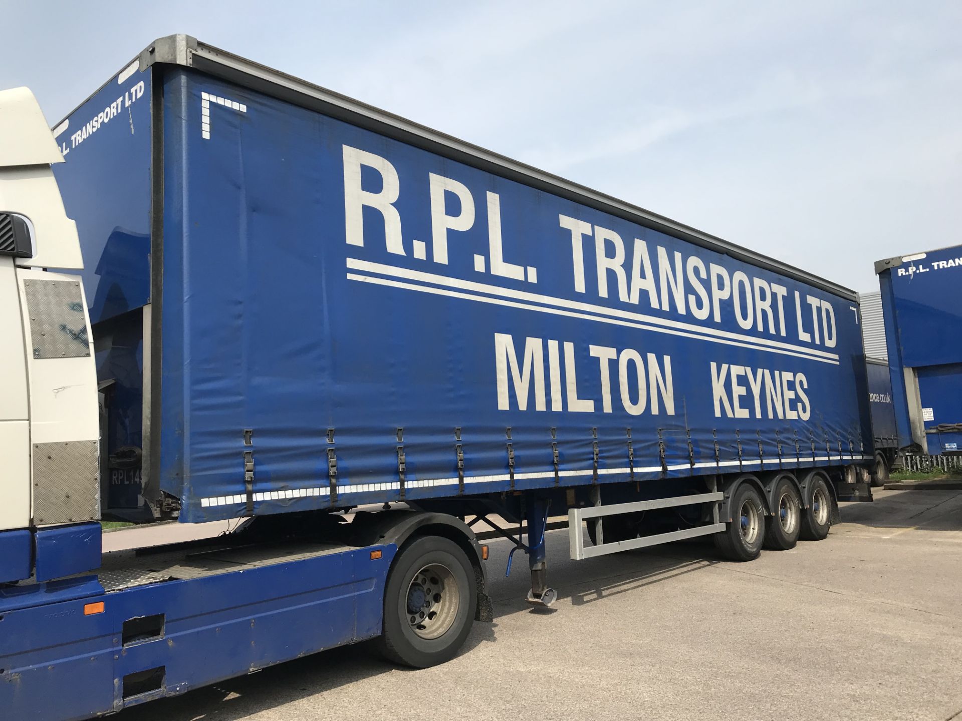 Montracon 13.6m Tri-Axle Curtainside Single Deck Semi-Trailer, chassis no. SMRC3AXXXDN107891, ID no. - Image 4 of 6