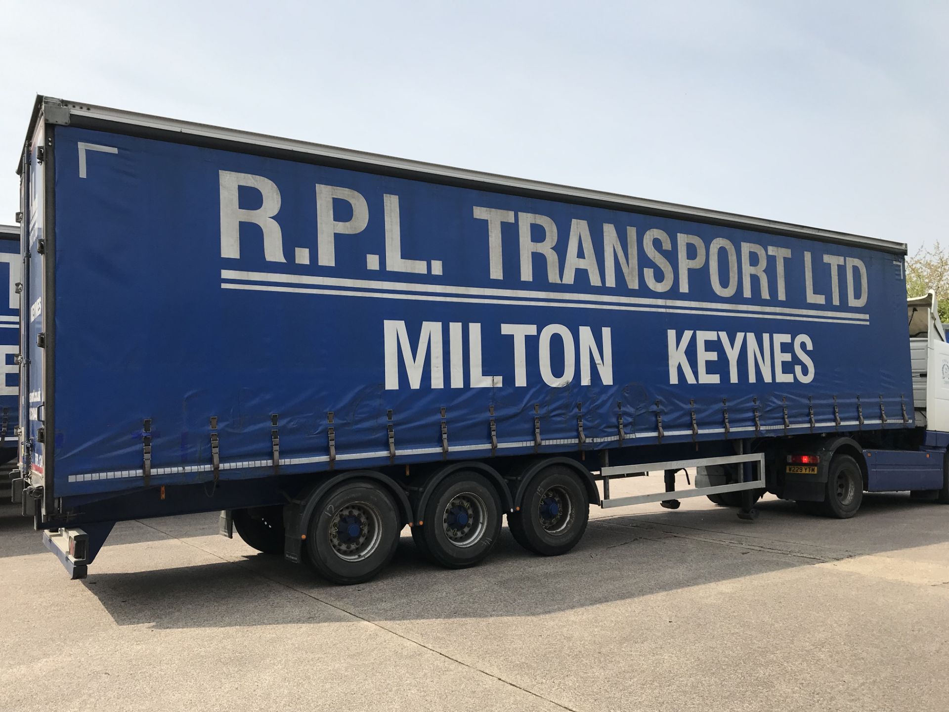 Montracon 13.6m Tri-Axle Curtainside Single Deck Semi-Trailer, chassis no. SMRC3AXXXDN106519, ID no. - Image 3 of 6