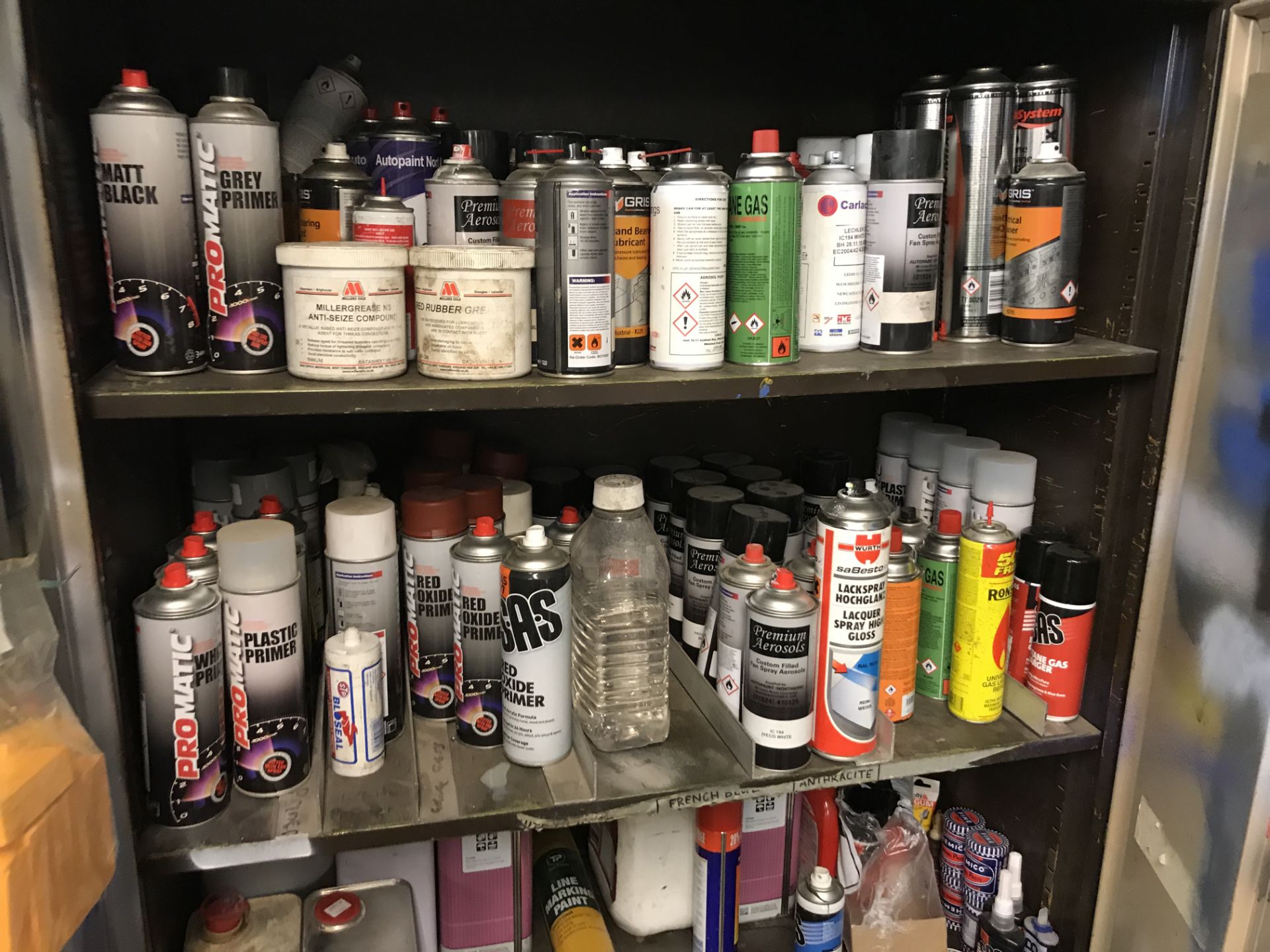 Double Door Steel Cupboard, with assorted lubricants and aerosols (lot located at Bedfords - Bild 2 aus 3