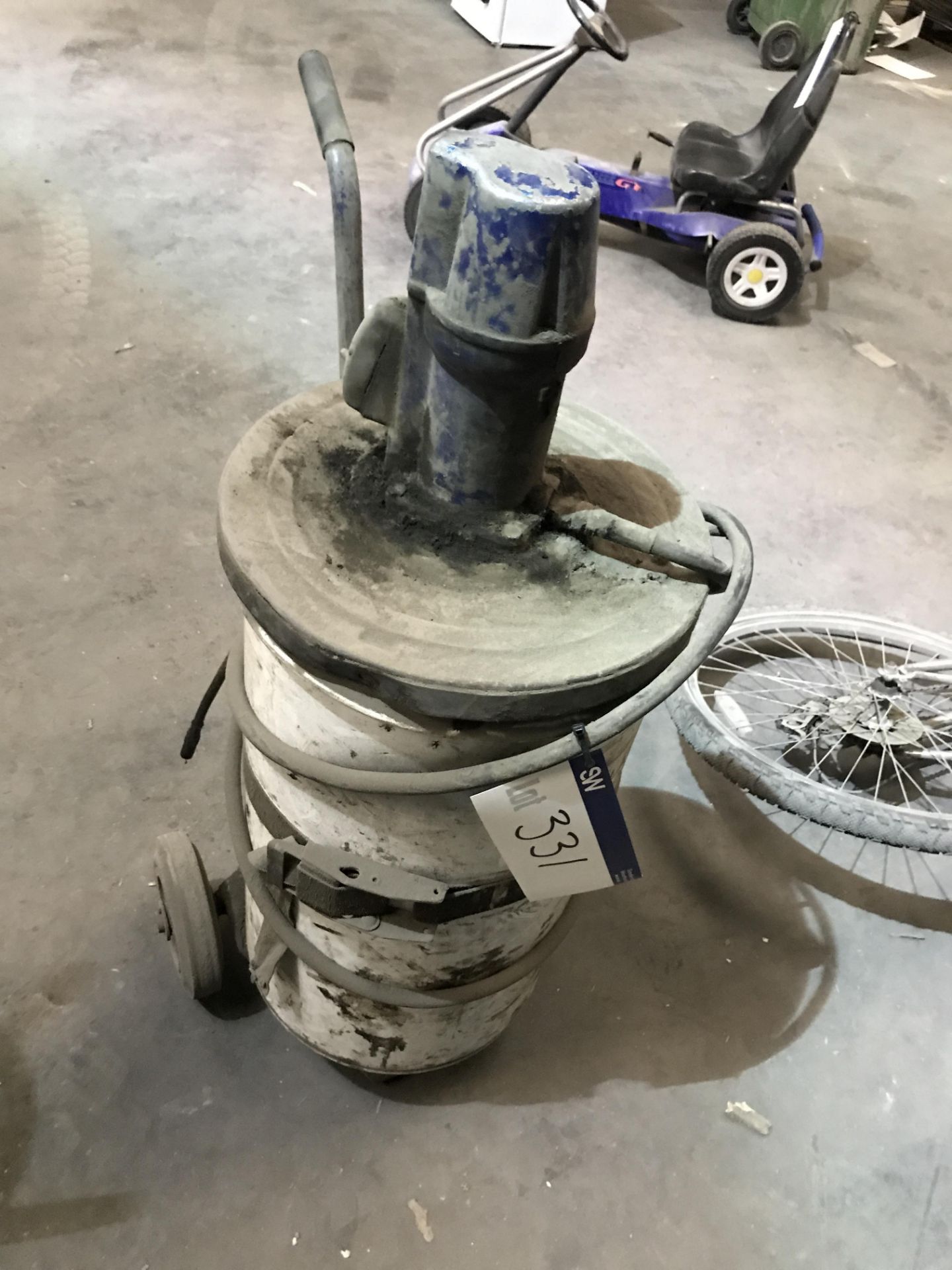 Pneumatic Grease Gun, with trolley (lot located at Bedfords Limited (In Administration), Pheasant