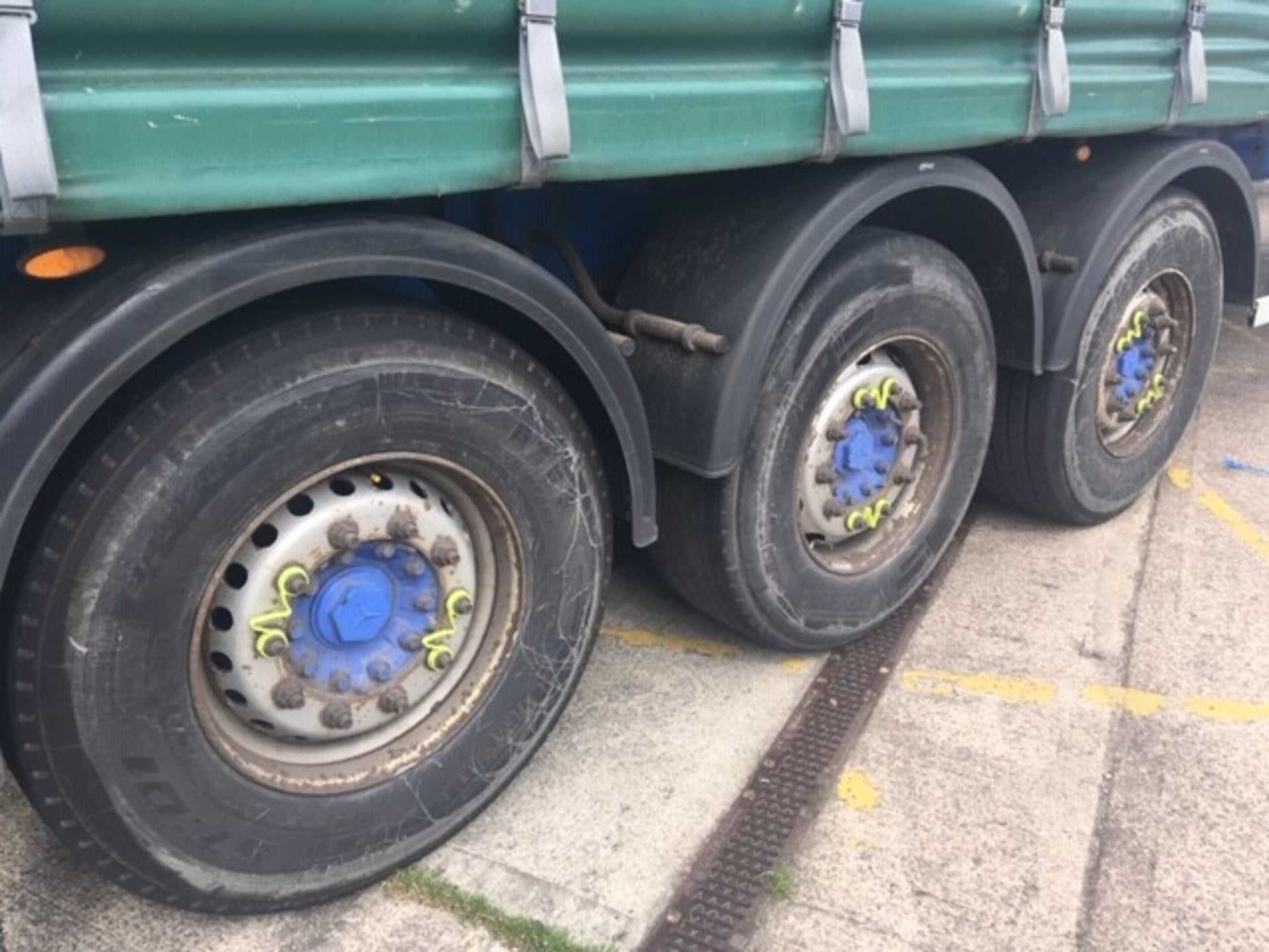 M & G Trailers 13.6m Tri-Axle Curtainside Single Deck Semi-Trailer, chassis no. 35696 , ID no. - Image 6 of 7