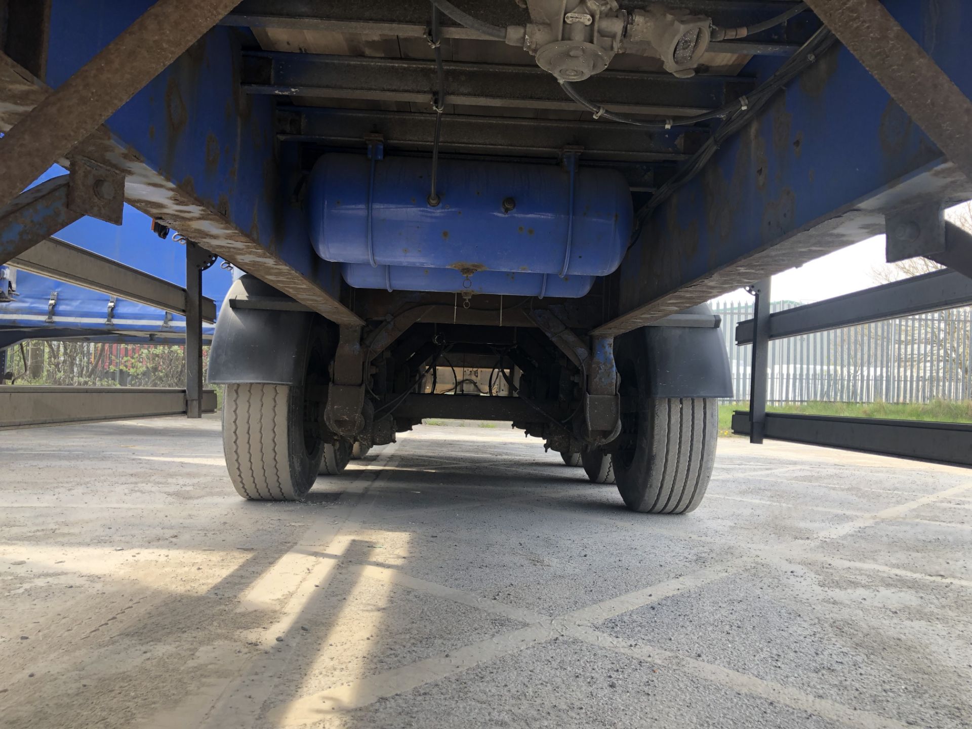 Fruehauf 13.6m Tri-Axle Curtainside Double Deck Semi-Trailer, chassis no. 4W667712, ID no. - Image 10 of 10