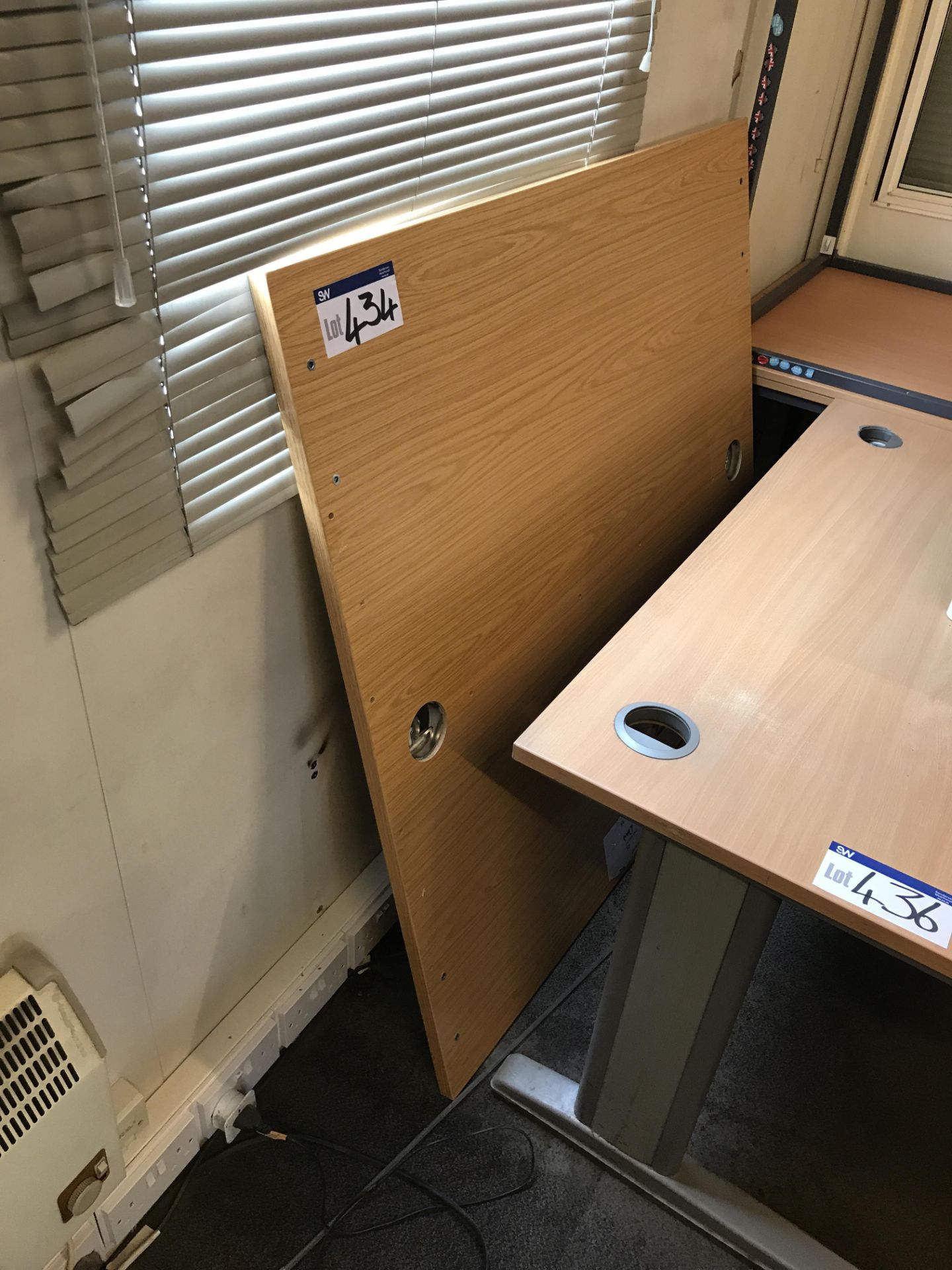 Dismantled Oval Shaped Meeting Table & Desk (lot located at Bedfords Limited (In Administration), - Bild 4 aus 4