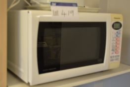 Panasonic 900W Microwave Oven, with kitchen sundries