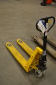 2500kg Hand Hydraulic Pallet Truck, with 1.1m x 530mm forks