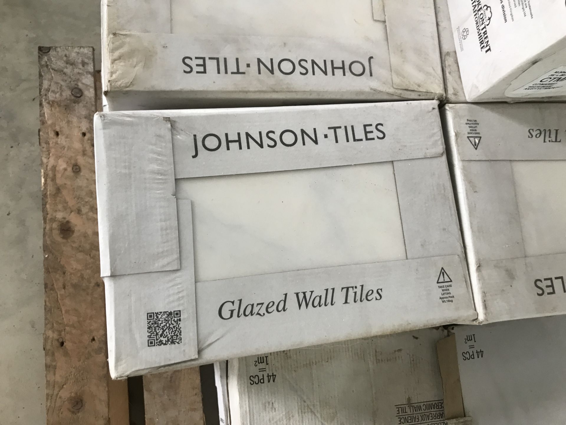 Quantity of 15 x 15 Ceramic Wall Tiles and Johnson Tiles Glazed Wall Tiles, as set out on pallet - Bild 3 aus 3