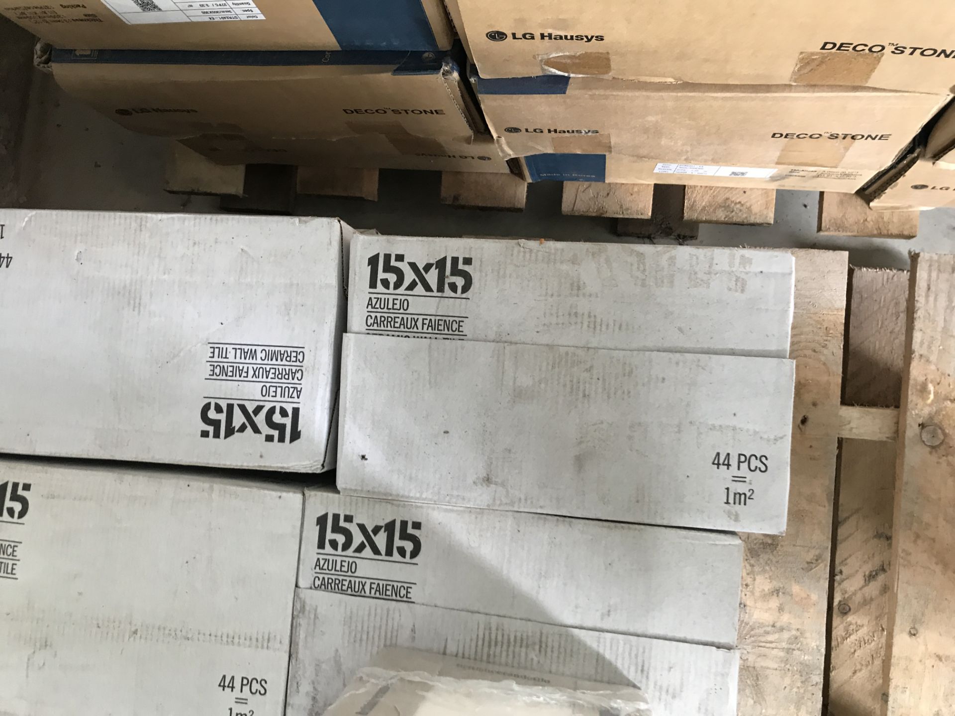 Quantity of 15 x 15 Ceramic Wall Tiles and Johnson Tiles Glazed Wall Tiles, as set out on pallet - Bild 2 aus 3