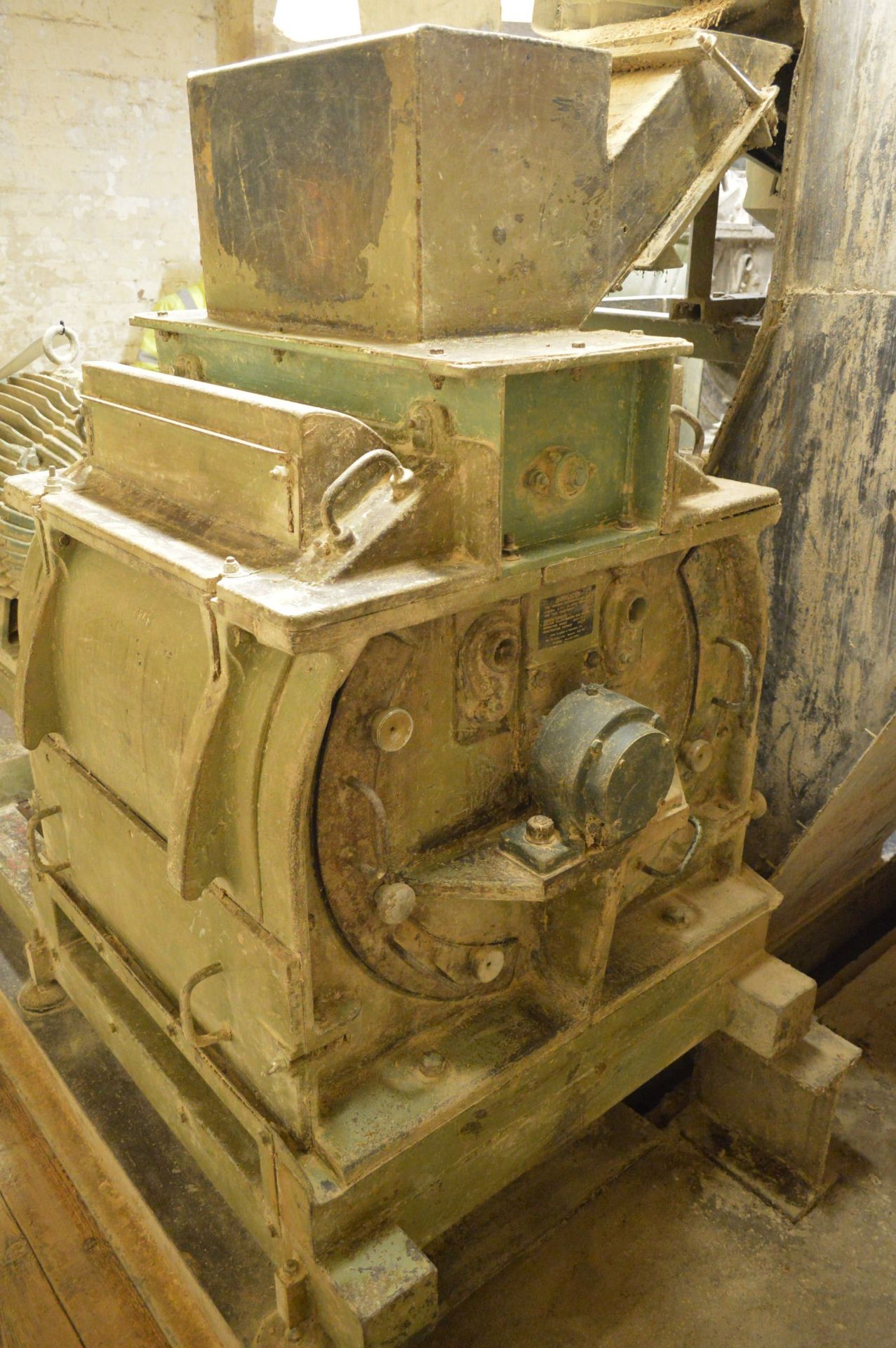 Christy & Norris X26 HAMMER MILL GRINDER, with GEC 90kW electric motor, 2970rpm, vibratory feeder - Image 2 of 9