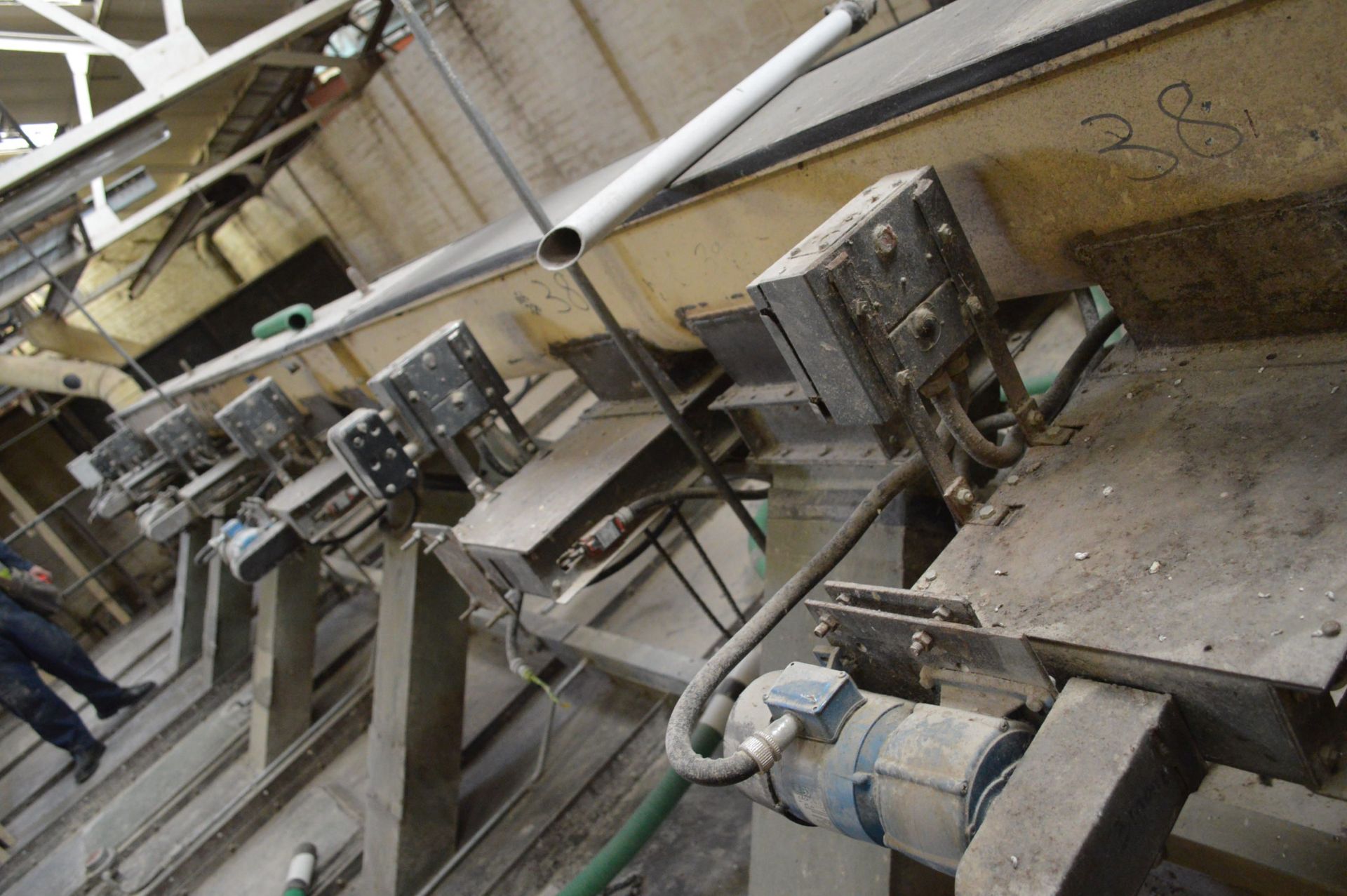 Approx. 250mm dia. Screw Conveyor, approx. 9.2m long, with geared electric motor, 12 discharge - Bild 2 aus 2