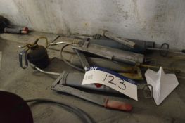 Grease Guns & Oil Cans, as set out