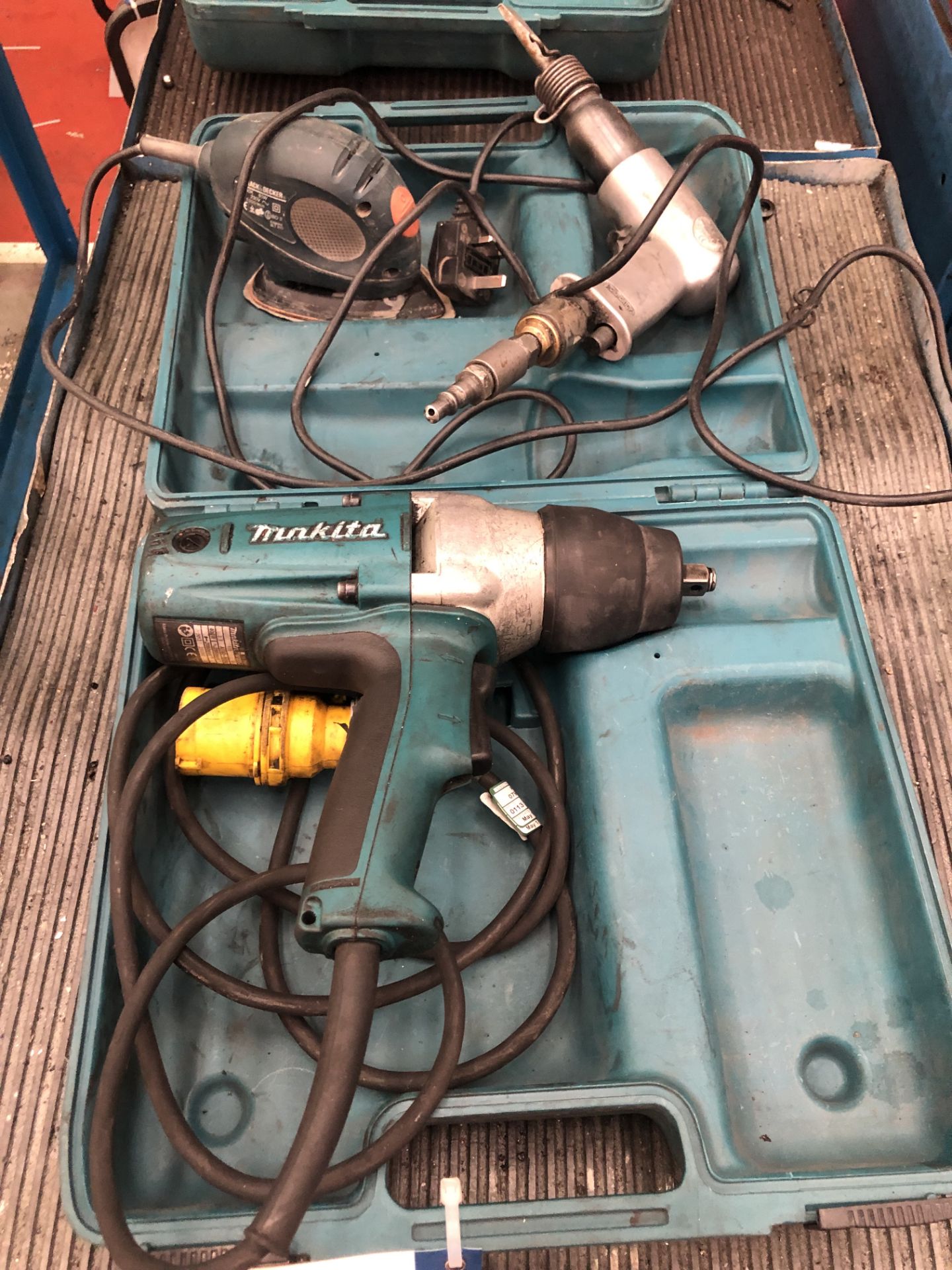 Makita Impact Gun, 110V, with pad sander, pneumatic chisel and carrycase