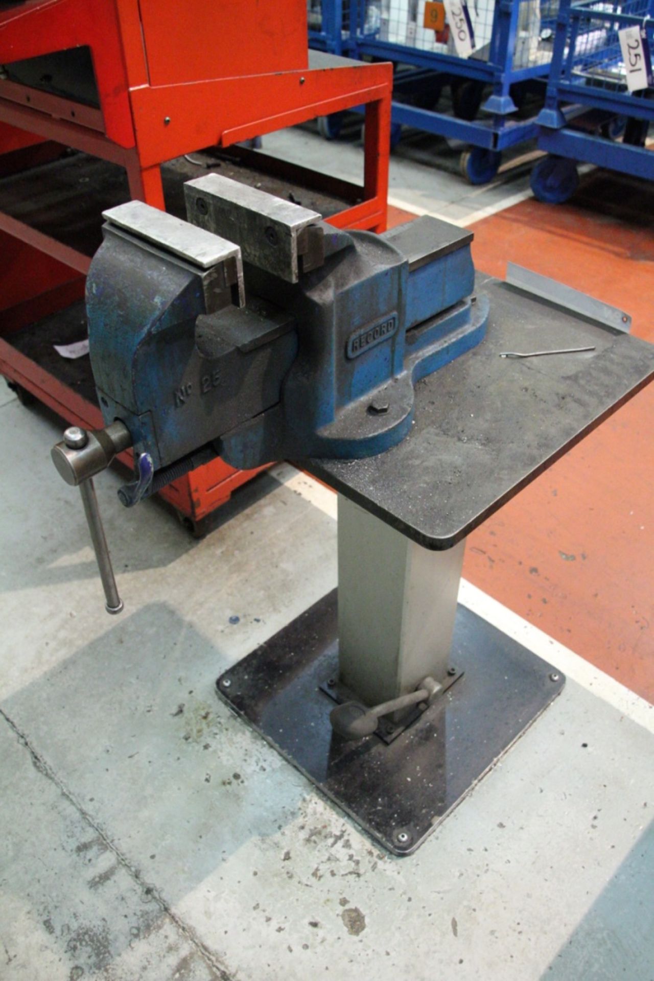 Record No. 25 Engineers Bench Vice, approx. 150mm jaw, with adjustable height pedestal - Bild 2 aus 3