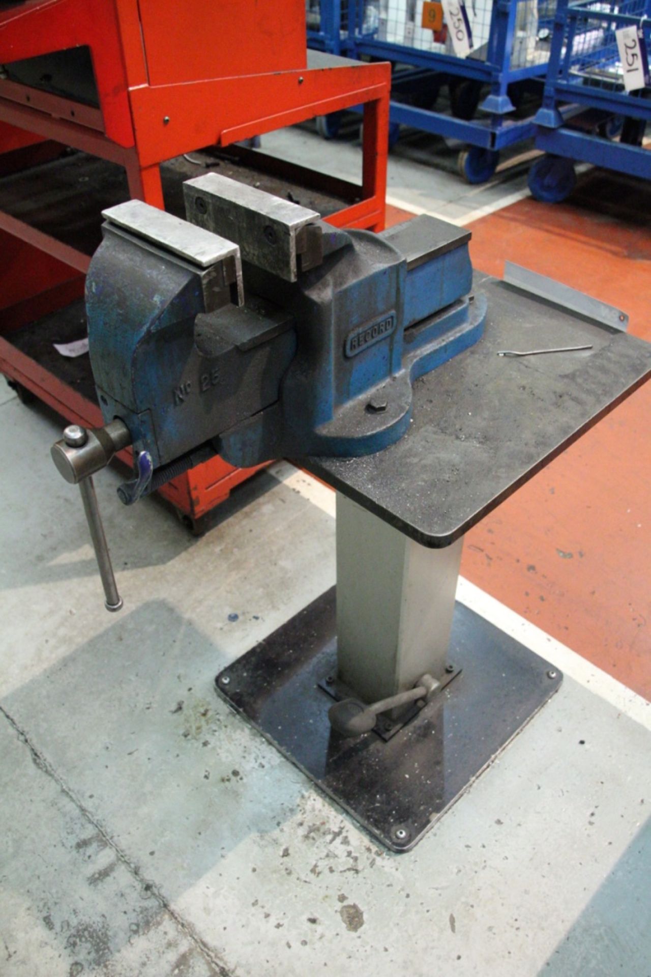 Record No. 25 Engineers Bench Vice, approx. 150mm jaw, with adjustable height pedestal - Image 2 of 3