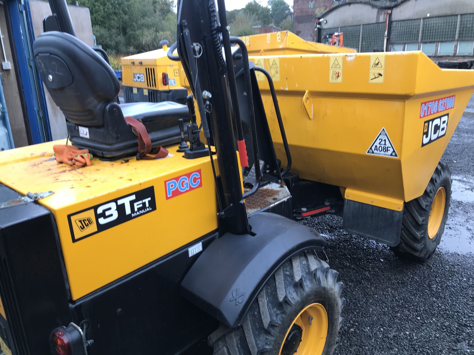 JCB 3TFT Manual 3 Tonne Dumper, registration no. MW66 JYP, vin no. SLBDDDKJEGGRE0502, year of - Image 4 of 6