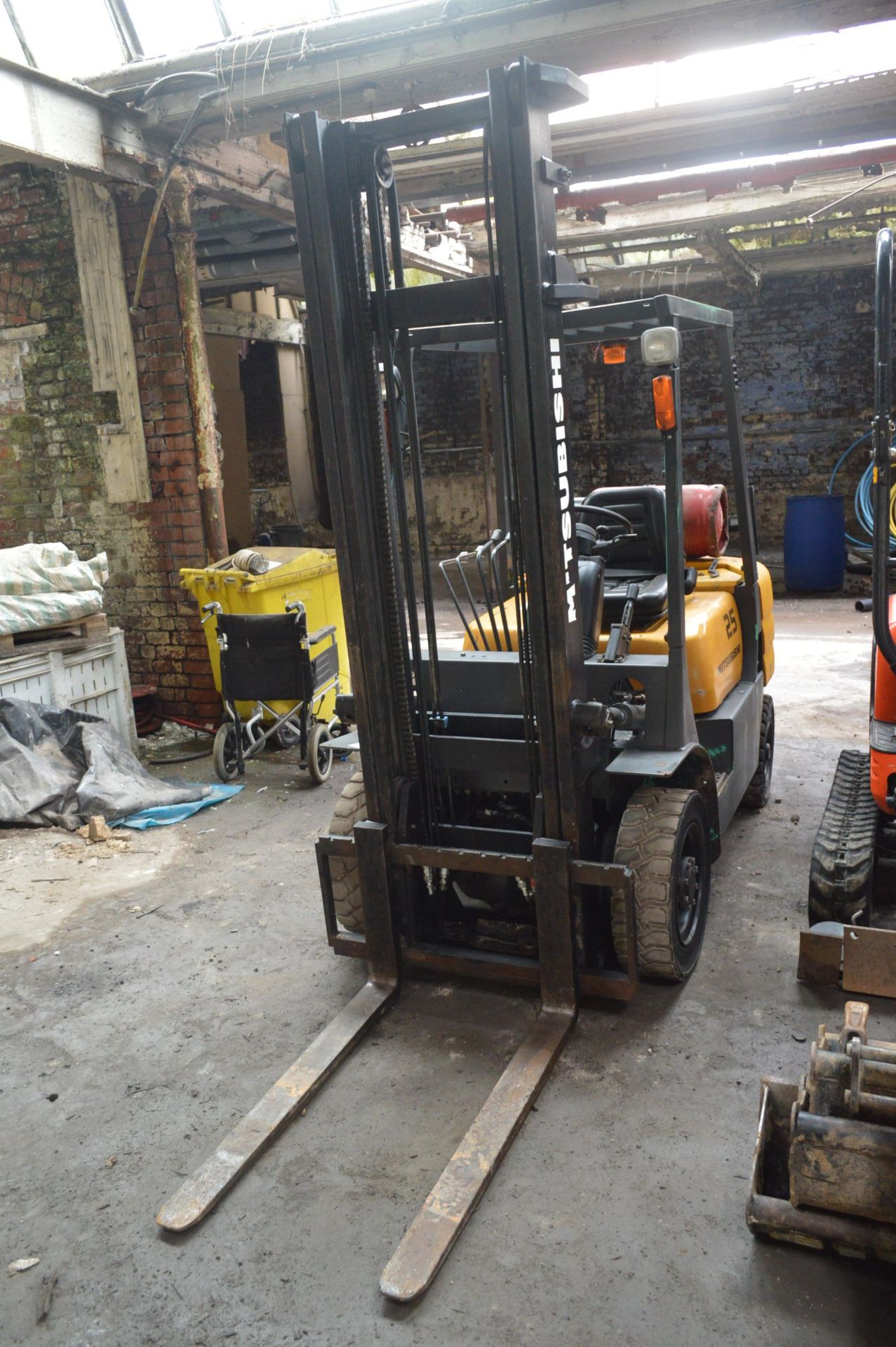 Mitsubishi Premier FG25 LPG Fork Lift Truck, serial no. F17B 54221, indicated hours (to be - Image 2 of 5