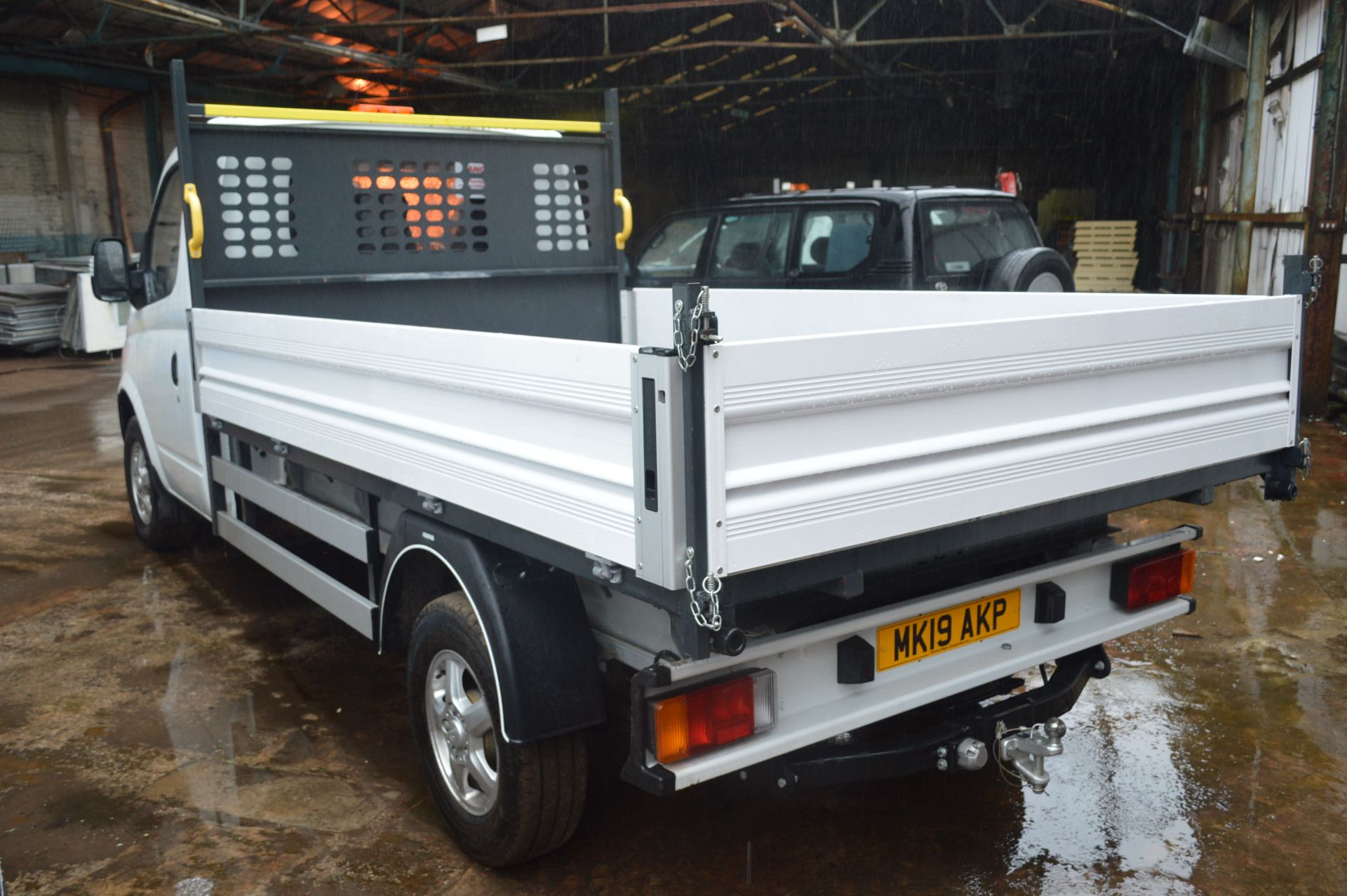 LDV V80 2.5 CHASSIS CAB DIESEL TIPPER TRUCK, registration no. MK19 AKP, date first registered 17/ - Image 4 of 5