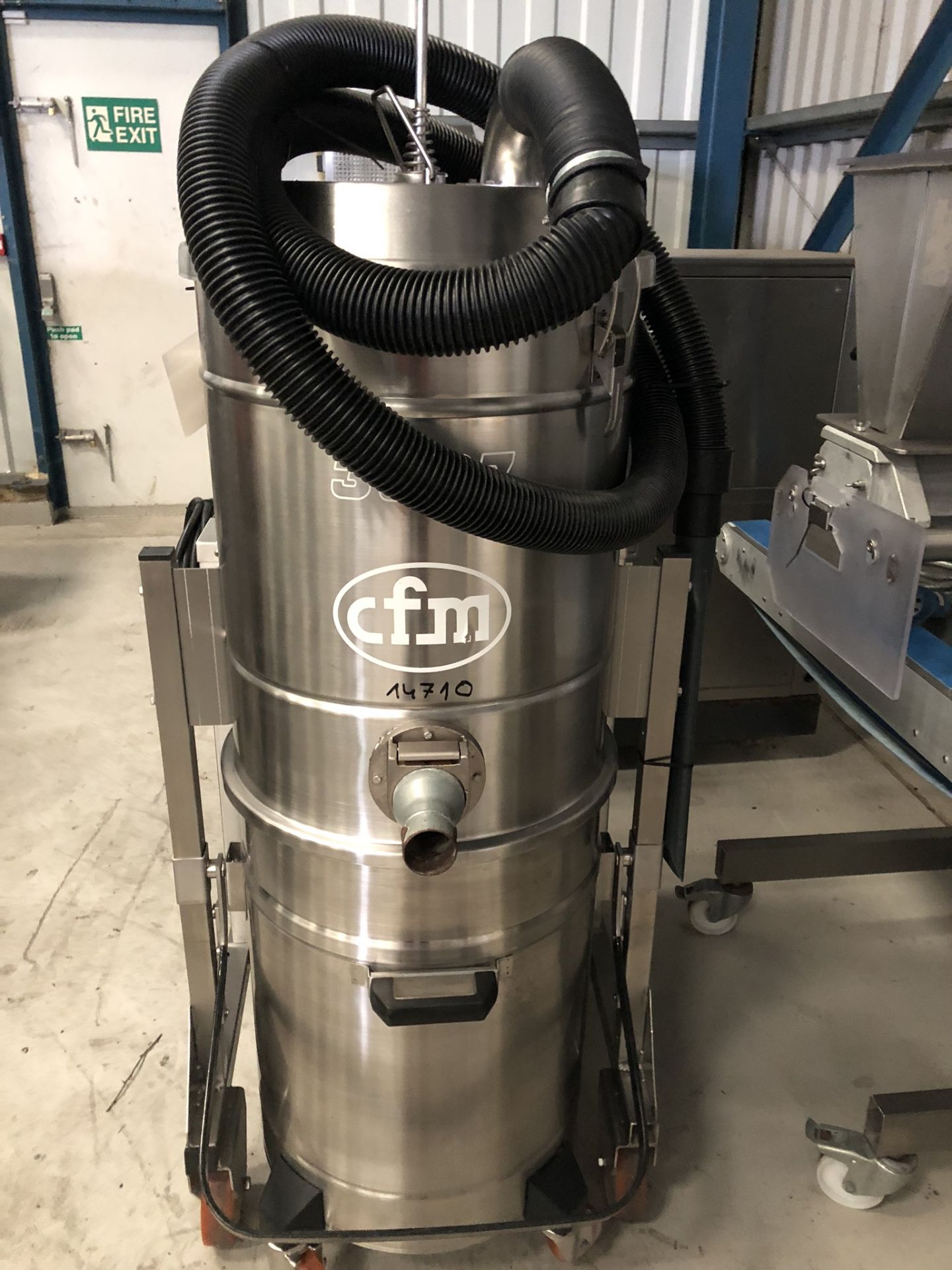 CFM 3307 AXXX INDUSTRIAL VACUUM CLEANER, serial no. 00AE915, approx. 1.5m high x 1.2m x 0.6m, lift - Image 4 of 4