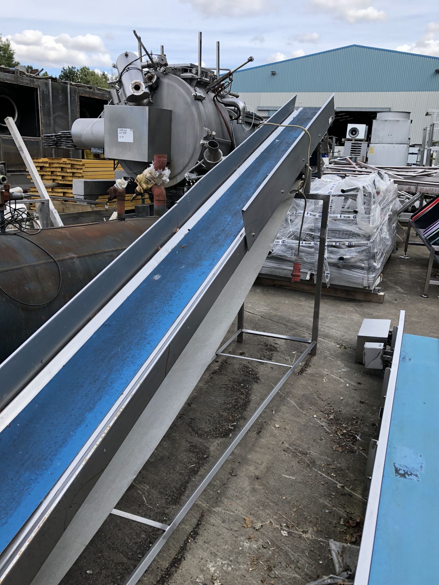 Elevator Conveyor, approx. 5m x 0.65m wide x 250mm belt, from 0.5m to 2m tipping height, lift out - Image 2 of 2