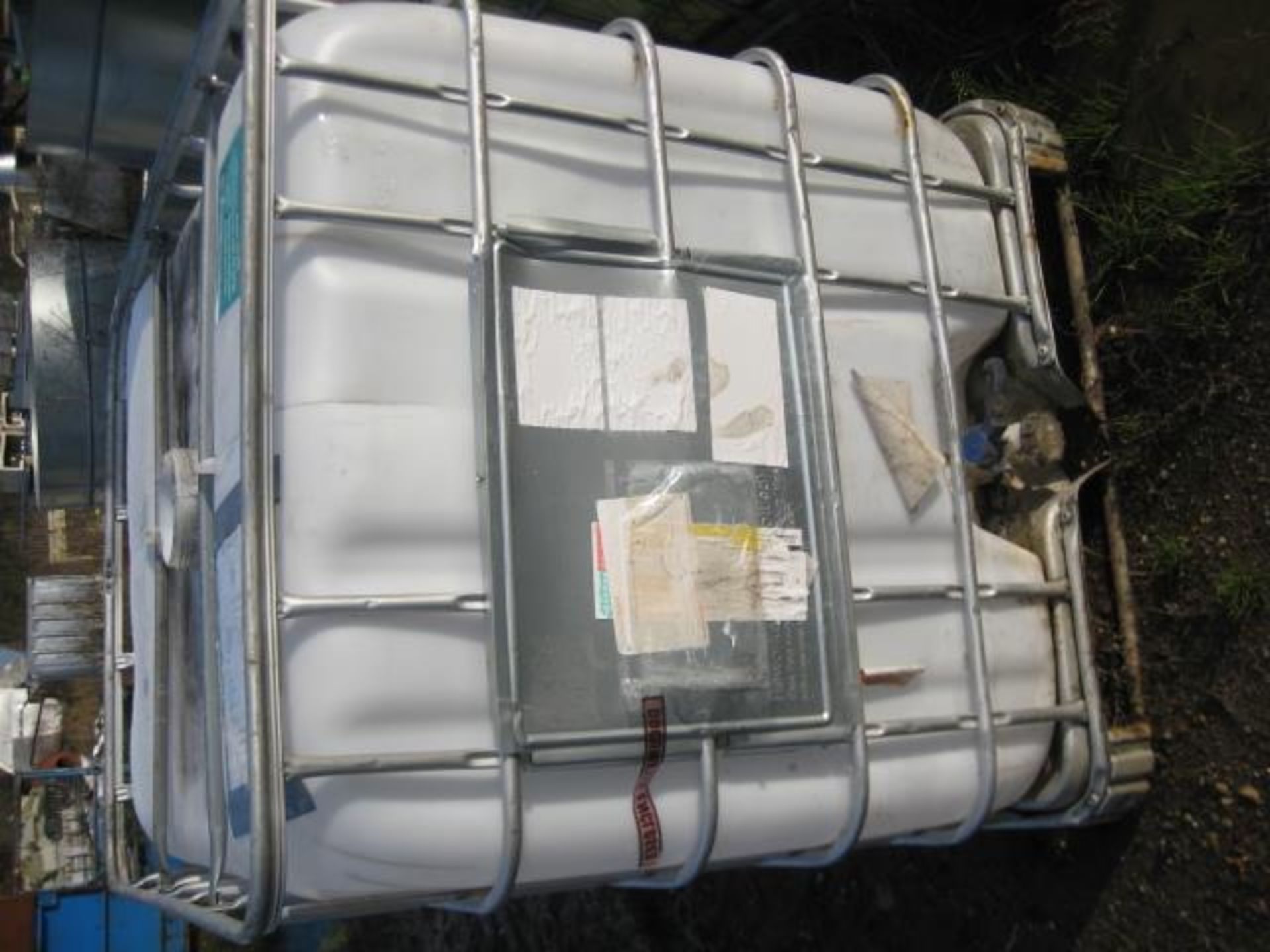 1000 litre Plastic IBC, in steel cage with filler - Image 5 of 5