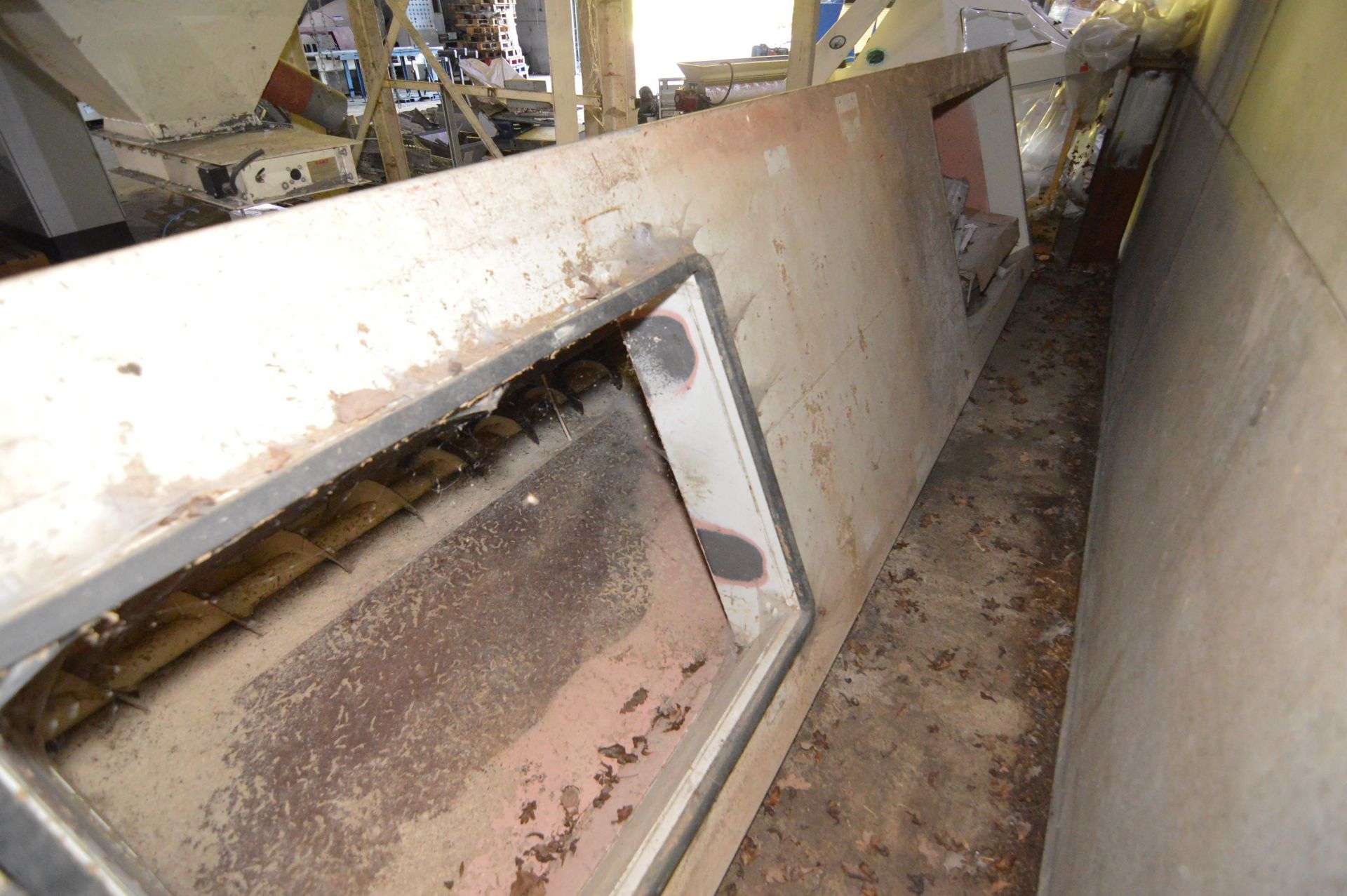 HOPPER WEIGHER, approx. 5m x 1.3m x 1m deep, with Carier screw conveyor discharge, fitted geared - Image 2 of 7